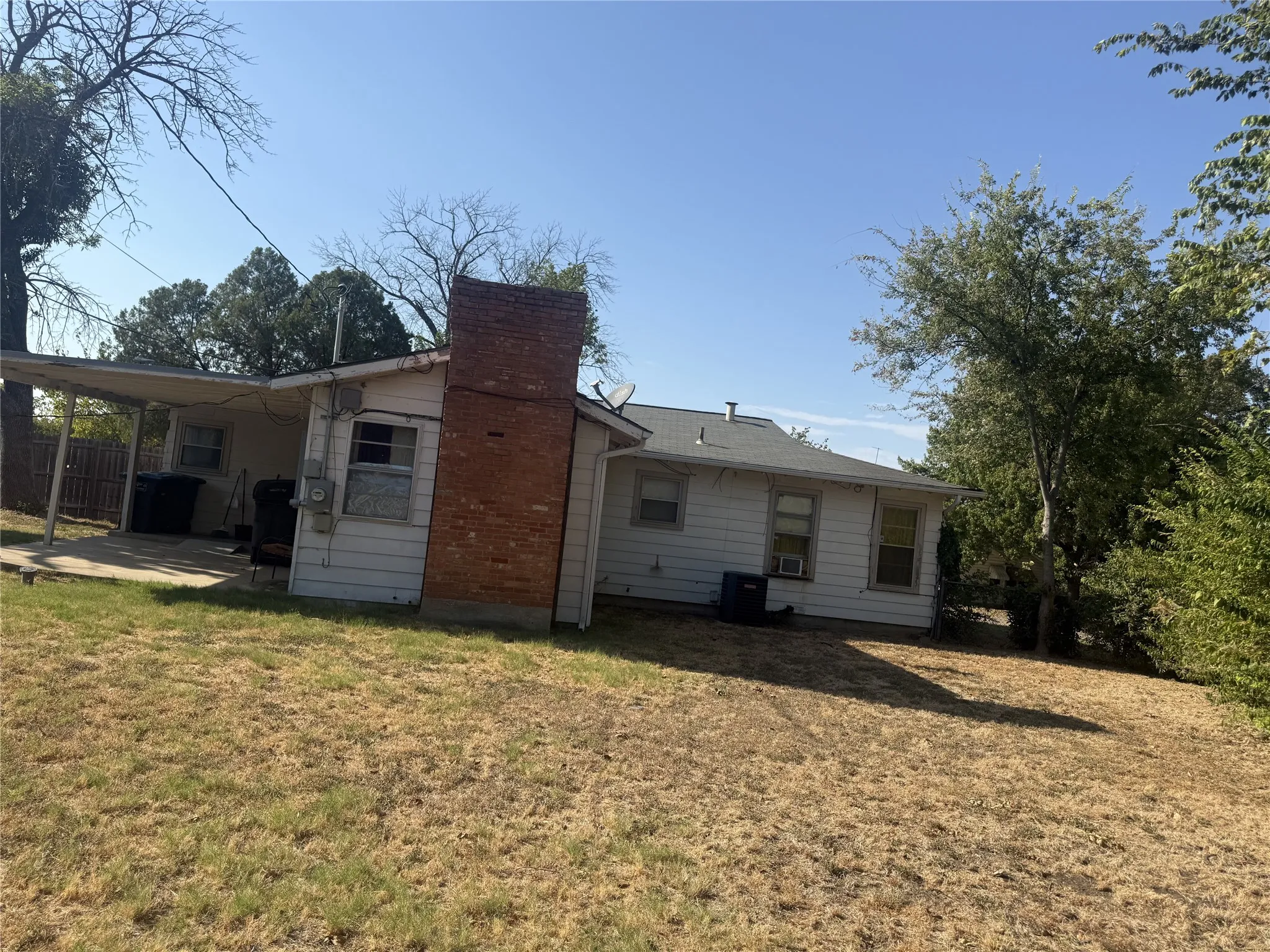 Single Family Residence For Sale in Tarrant County , 5500 Purington Avenue, Fort Worth, Texas 76112, 3 Bedroom, 1 Bathroom, 2 Garage spaces, 1,480 Sqft, built in 1952, mls#21375301, Real Estate Agent in Fort Worth, Homes For Sale in Tarrant county, Homes For Sale in Fort Worth, Realtor in Fort Worth Texas, Real Estate Brokerage Independent Realty Texas, Luminita Cordes Realtor