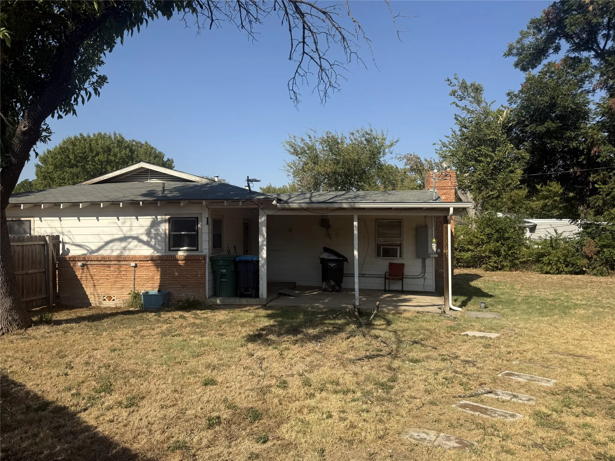 Single Family Residence For Sale in Tarrant County , 5500 Purington Avenue, Fort Worth, Texas 76112, 3 Bedroom, 1 Bathroom, 2 Garage spaces, 1,480 Sqft, built in 1952, mls#21375301, Real Estate Agent in Fort Worth, Homes For Sale in Tarrant county, Homes For Sale in Fort Worth, Realtor in Fort Worth Texas, Real Estate Brokerage Independent Realty Texas, Luminita Cordes Realtor