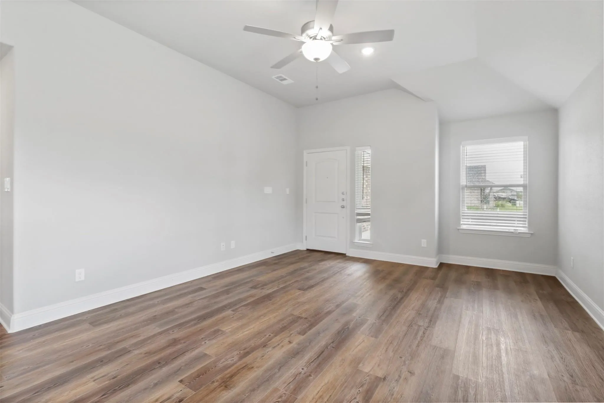 Single Family Residence For Rent in Grayson County , 1601 Aleia Cove, Sherman, Texas 75092, 3 Bedroom, 2 Bathroom, 2 Garage spaces, 1,404 Sqft, built in 2023, mls#21375470, Real Estate Agent in Sherman, Homes For Rent in Grayson county, Homes For Rent in Sherman, Realtor in Sherman Texas, Real Estate Brokerage Independent Realty Texas, Luminita Cordes Realtor
