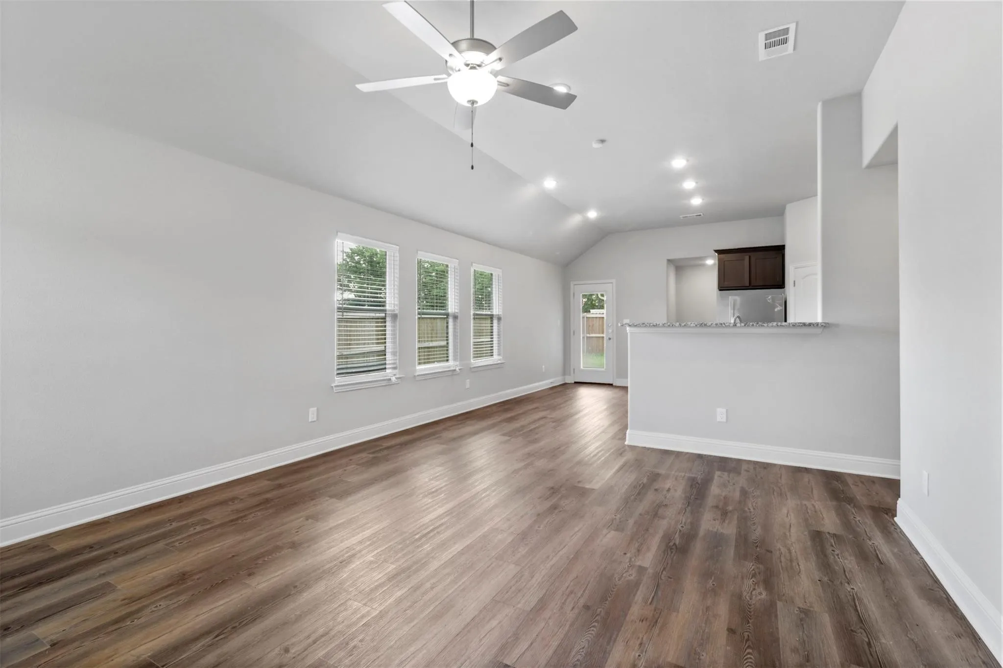 Single Family Residence For Rent in Grayson County , 1601 Aleia Cove, Sherman, Texas 75092, 3 Bedroom, 2 Bathroom, 2 Garage spaces, 1,404 Sqft, built in 2023, mls#21375470, Real Estate Agent in Sherman, Homes For Rent in Grayson county, Homes For Rent in Sherman, Realtor in Sherman Texas, Real Estate Brokerage Independent Realty Texas, Luminita Cordes Realtor