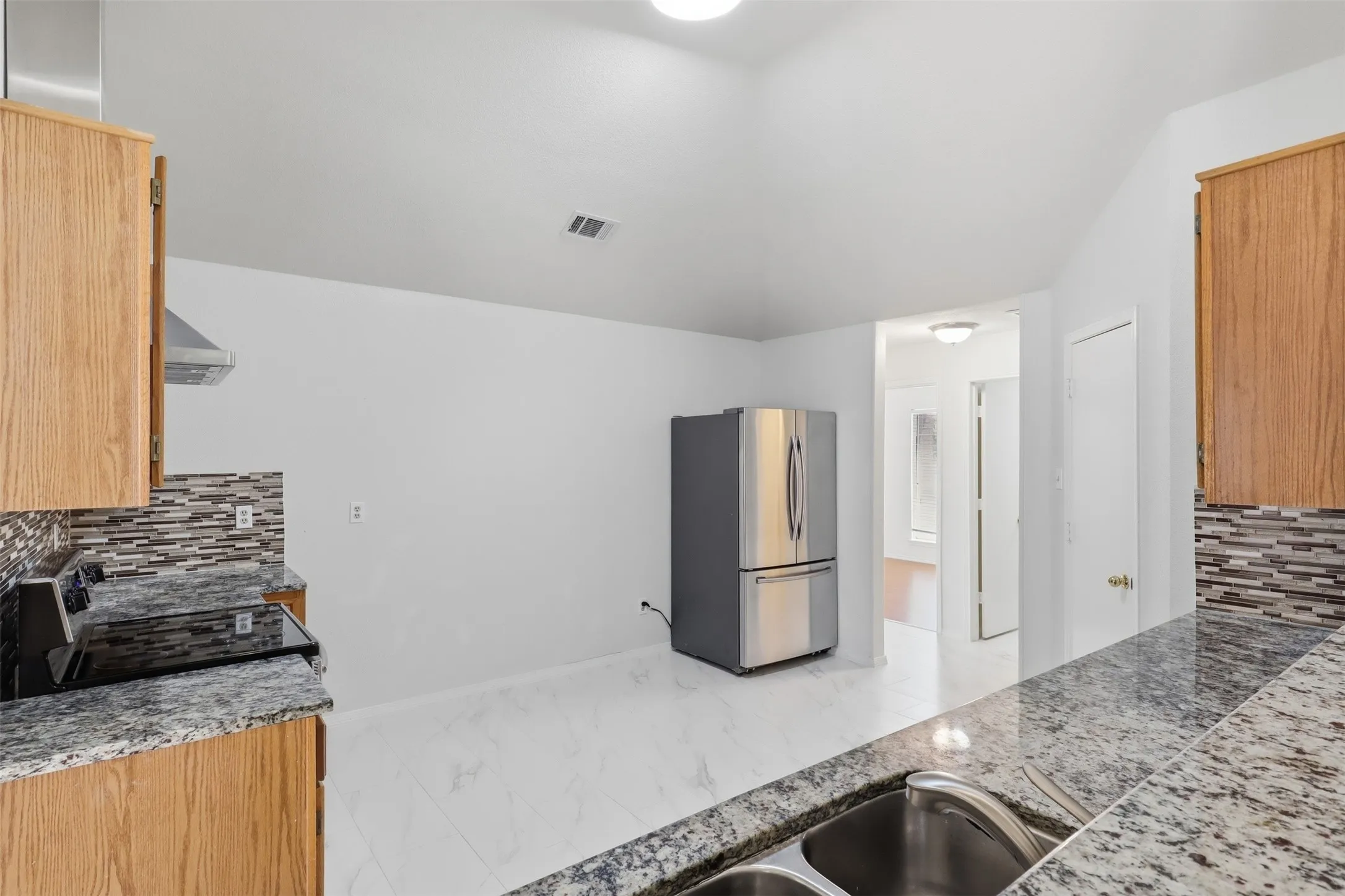 Single Family Residence For Rent in Tarrant County , 2866 White Oak Drive, Grand Prairie, Texas 75052, 3 Bedroom, 2 Bathroom, 2 Garage spaces, 1,545 Sqft, built in 1987, mls#21374646, Real Estate Agent in Grand Prairie, Homes For Rent in Tarrant county, Homes For Rent in Grand Prairie, Realtor in Grand Prairie Texas, Real Estate Brokerage Independent Realty Texas, Luminita Cordes Realtor