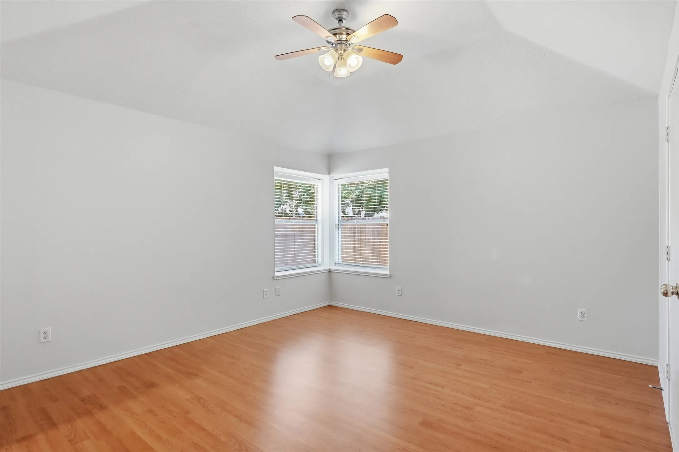 Single Family Residence For Rent in Tarrant County , 2866 White Oak Drive, Grand Prairie, Texas 75052, 3 Bedroom, 2 Bathroom, 2 Garage spaces, 1,545 Sqft, built in 1987, mls#21374646, Real Estate Agent in Grand Prairie, Homes For Rent in Tarrant county, Homes For Rent in Grand Prairie, Realtor in Grand Prairie Texas, Real Estate Brokerage Independent Realty Texas, Luminita Cordes Realtor