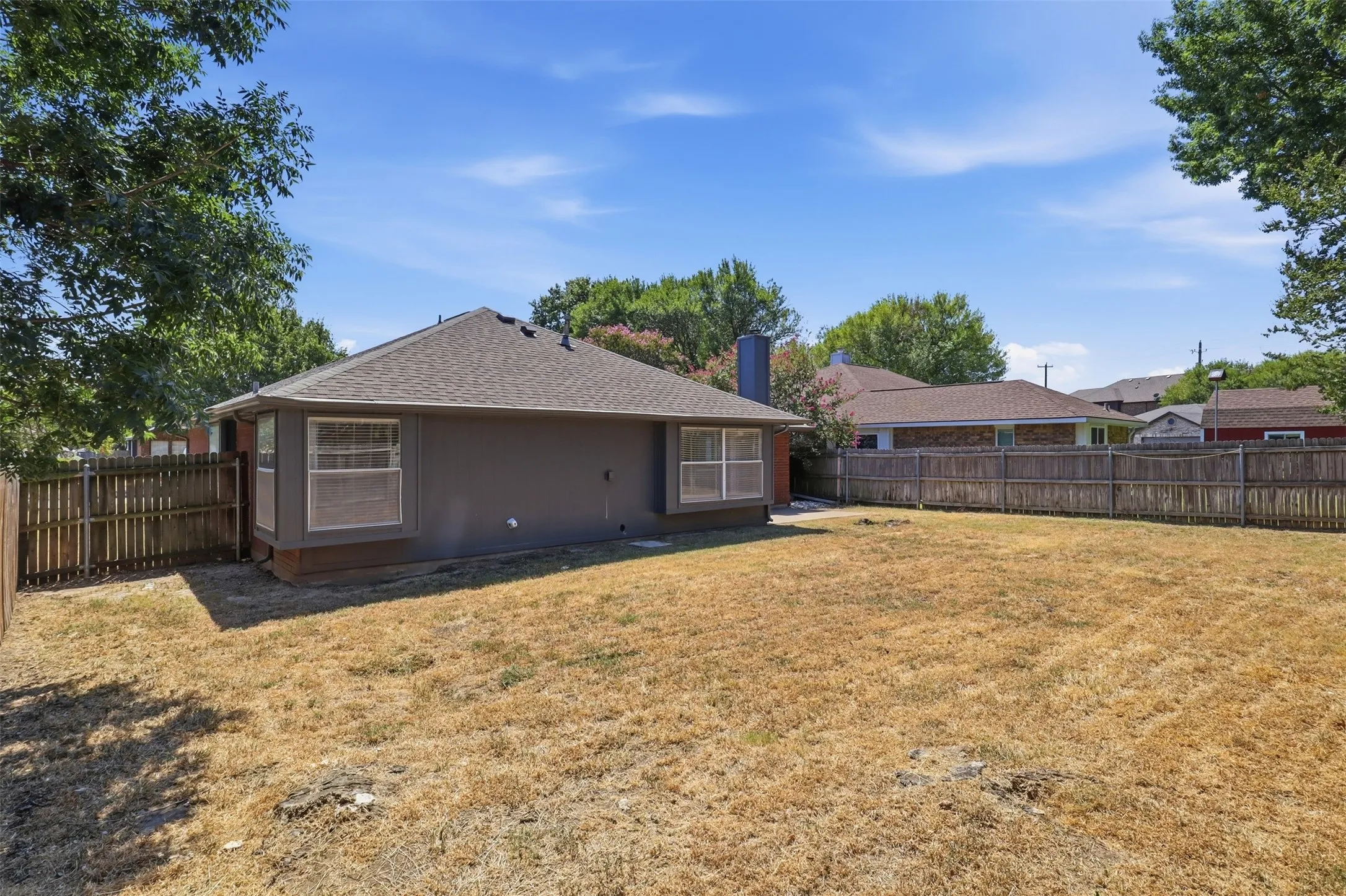Single Family Residence For Rent in Tarrant County , 2866 White Oak Drive, Grand Prairie, Texas 75052, 3 Bedroom, 2 Bathroom, 2 Garage spaces, 1,545 Sqft, built in 1987, mls#21374646, Real Estate Agent in Grand Prairie, Homes For Rent in Tarrant county, Homes For Rent in Grand Prairie, Realtor in Grand Prairie Texas, Real Estate Brokerage Independent Realty Texas, Luminita Cordes Realtor