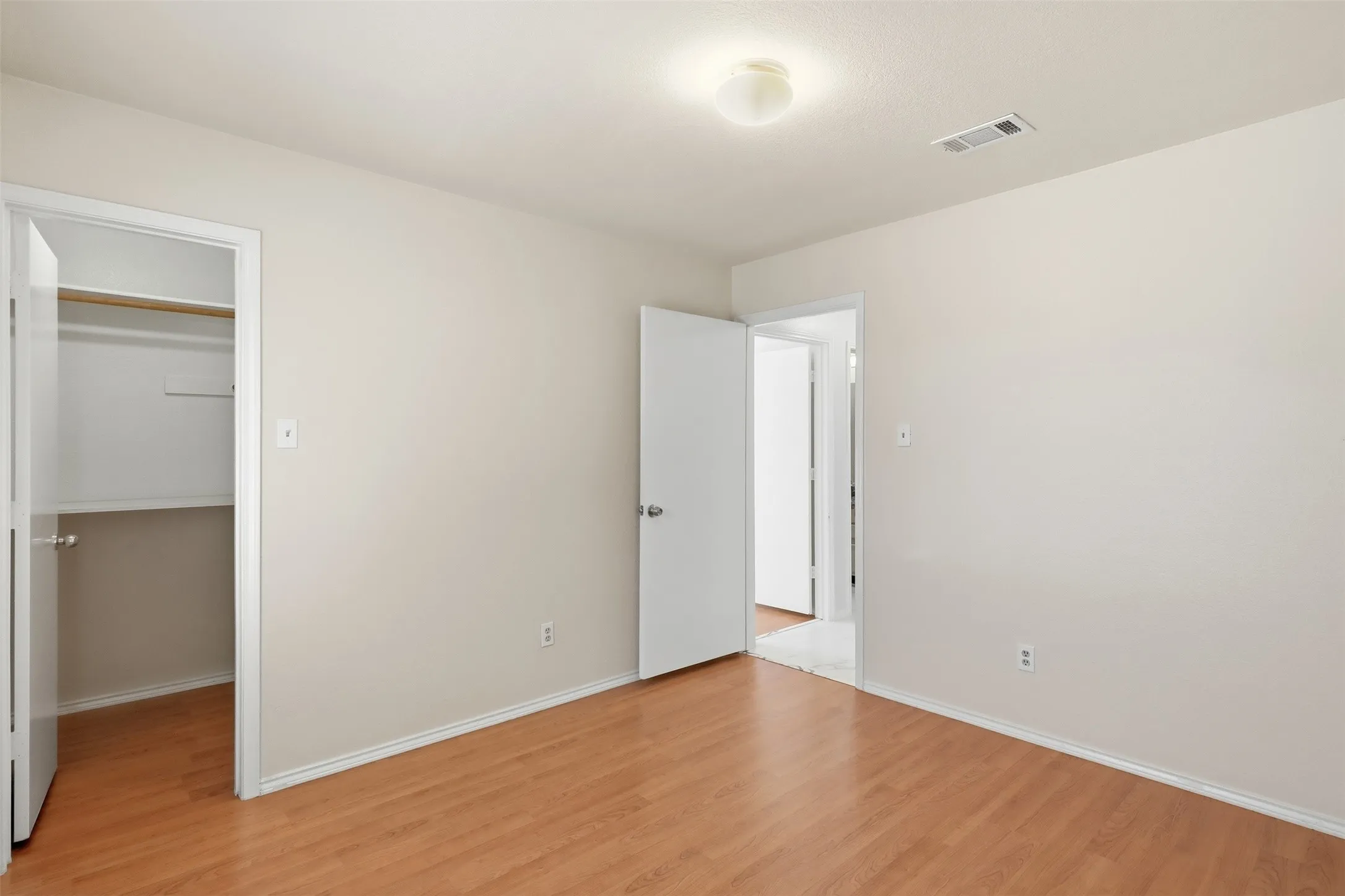Single Family Residence For Rent in Tarrant County , 2866 White Oak Drive, Grand Prairie, Texas 75052, 3 Bedroom, 2 Bathroom, 2 Garage spaces, 1,545 Sqft, built in 1987, mls#21374646, Real Estate Agent in Grand Prairie, Homes For Rent in Tarrant county, Homes For Rent in Grand Prairie, Realtor in Grand Prairie Texas, Real Estate Brokerage Independent Realty Texas, Luminita Cordes Realtor