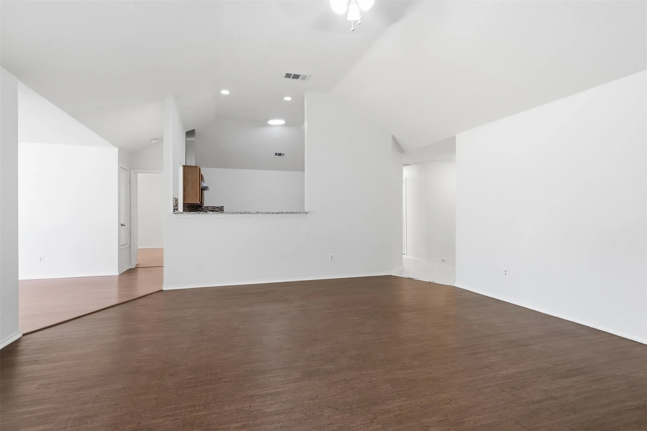 Single Family Residence For Rent in Tarrant County , 2866 White Oak Drive, Grand Prairie, Texas 75052, 3 Bedroom, 2 Bathroom, 2 Garage spaces, 1,545 Sqft, built in 1987, mls#21374646, Real Estate Agent in Grand Prairie, Homes For Rent in Tarrant county, Homes For Rent in Grand Prairie, Realtor in Grand Prairie Texas, Real Estate Brokerage Independent Realty Texas, Luminita Cordes Realtor