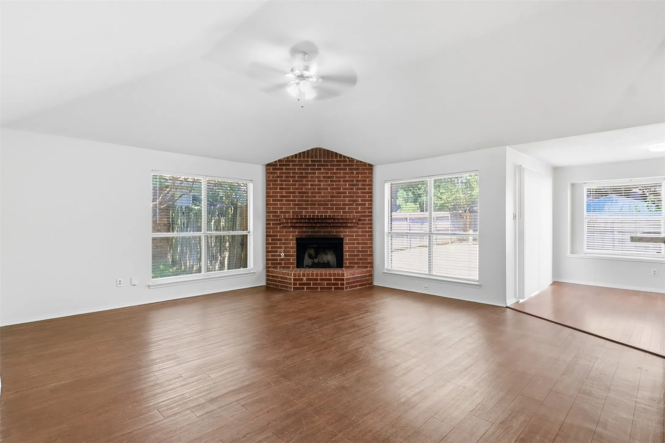 Single Family Residence For Rent in Tarrant County , 2866 White Oak Drive, Grand Prairie, Texas 75052, 3 Bedroom, 2 Bathroom, 2 Garage spaces, 1,545 Sqft, built in 1987, mls#21374646, Real Estate Agent in Grand Prairie, Homes For Rent in Tarrant county, Homes For Rent in Grand Prairie, Realtor in Grand Prairie Texas, Real Estate Brokerage Independent Realty Texas, Luminita Cordes Realtor
