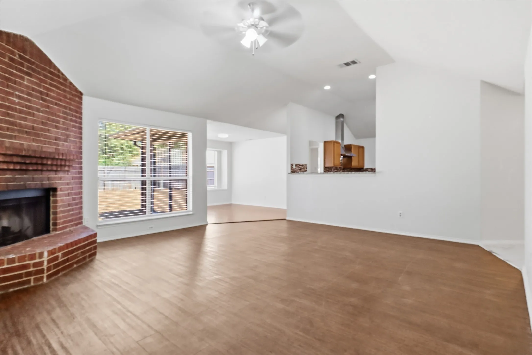Single Family Residence For Rent in Tarrant County , 2866 White Oak Drive, Grand Prairie, Texas 75052, 3 Bedroom, 2 Bathroom, 2 Garage spaces, 1,545 Sqft, built in 1987, mls#21374646, Real Estate Agent in Grand Prairie, Homes For Rent in Tarrant county, Homes For Rent in Grand Prairie, Realtor in Grand Prairie Texas, Real Estate Brokerage Independent Realty Texas, Luminita Cordes Realtor