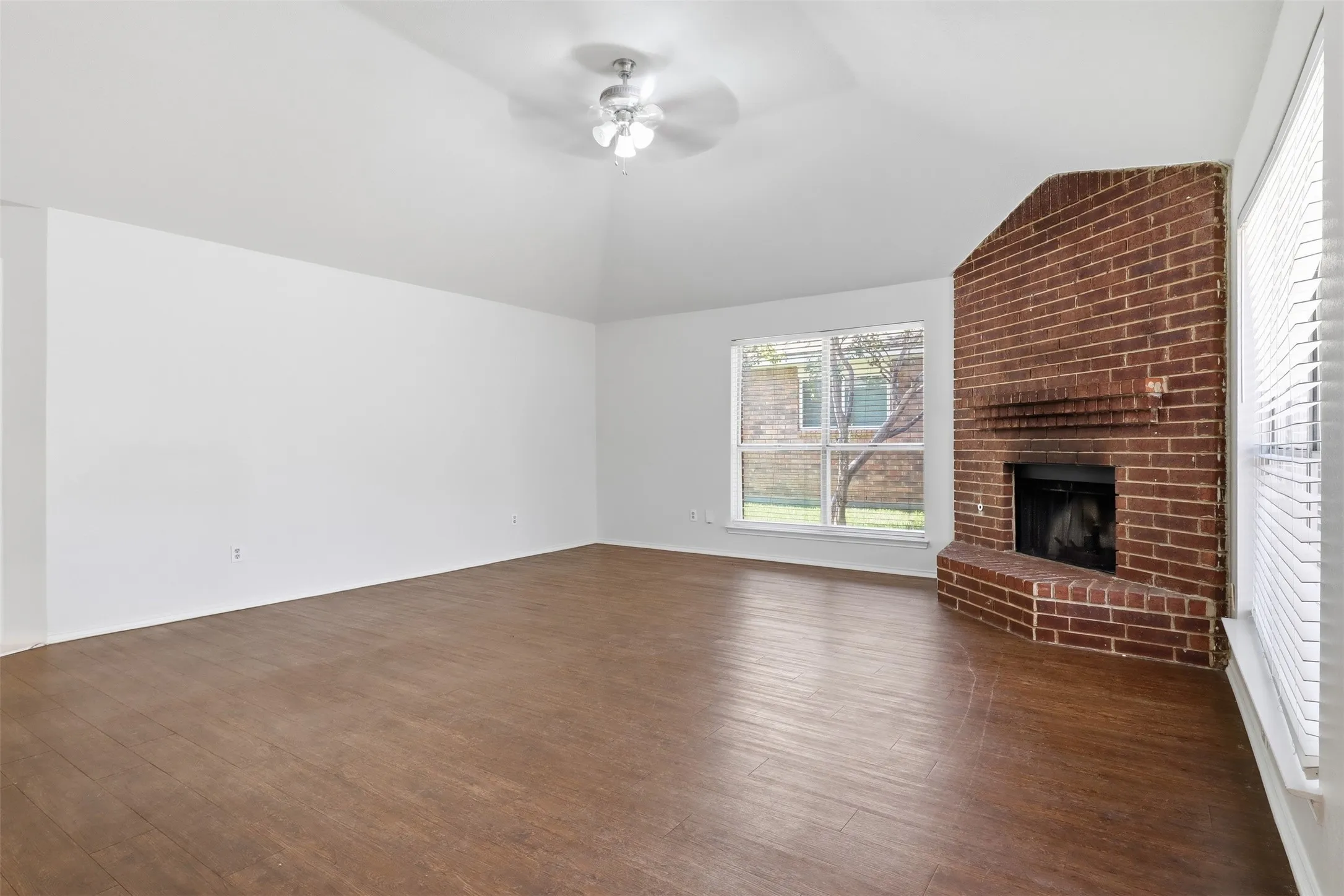 Single Family Residence For Rent in Tarrant County , 2866 White Oak Drive, Grand Prairie, Texas 75052, 3 Bedroom, 2 Bathroom, 2 Garage spaces, 1,545 Sqft, built in 1987, mls#21374646, Real Estate Agent in Grand Prairie, Homes For Rent in Tarrant county, Homes For Rent in Grand Prairie, Realtor in Grand Prairie Texas, Real Estate Brokerage Independent Realty Texas, Luminita Cordes Realtor