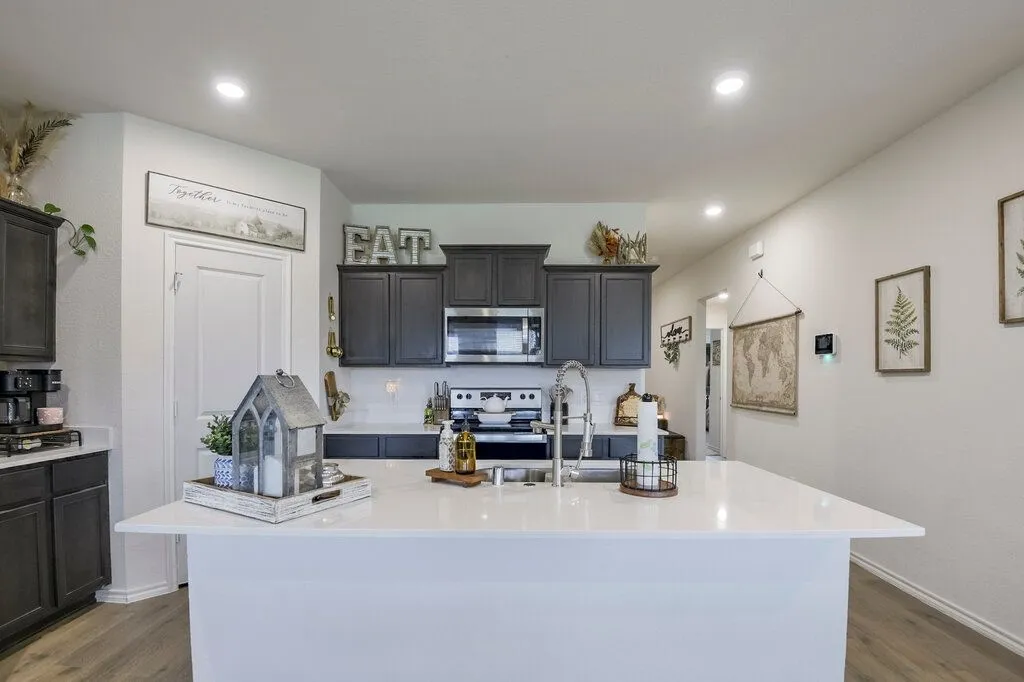Single Family Residence For Sale in Ellis County , 1110 Baldwin Lane, Ennis, Texas 75119, 3 Bedroom, 2 Bathroom, 2 Garage spaces, 1,636 Sqft, built in 2023, mls#21375436, Real Estate Agent in Ennis, Homes For Sale in Ellis county, Homes For Sale in Ennis, Realtor in Ennis Texas, Real Estate Brokerage Independent Realty Texas, Luminita Cordes Realtor