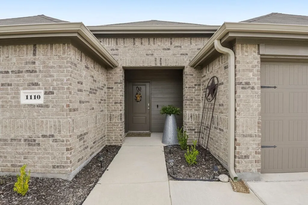 Single Family Residence For Sale in Ellis County , 1110 Baldwin Lane, Ennis, Texas 75119, 3 Bedroom, 2 Bathroom, 2 Garage spaces, 1,636 Sqft, built in 2023, mls#21375436, Real Estate Agent in Ennis, Homes For Sale in Ellis county, Homes For Sale in Ennis, Realtor in Ennis Texas, Real Estate Brokerage Independent Realty Texas, Luminita Cordes Realtor