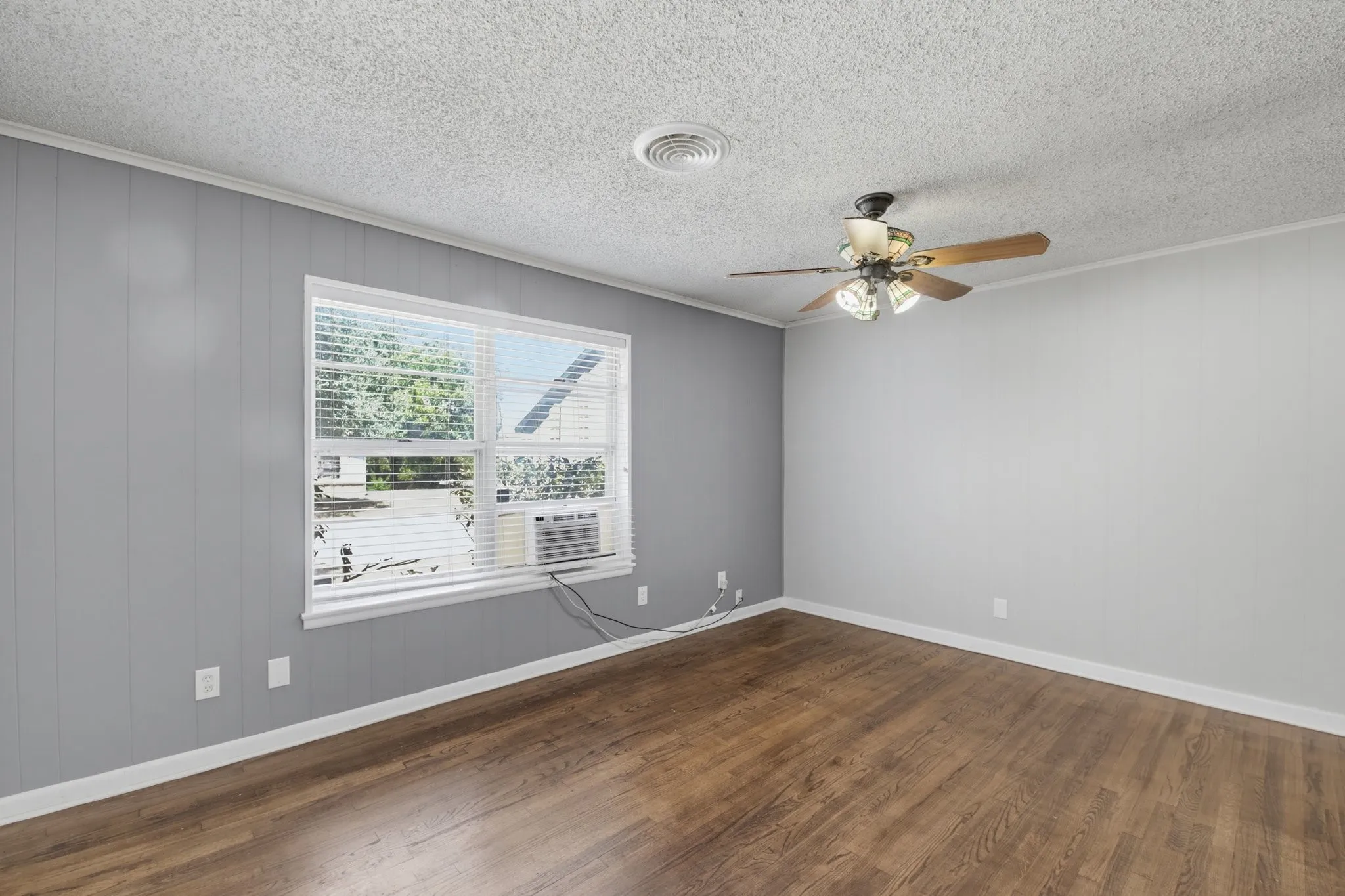 Single Family Residence For Sale in Tarrant County , 5328 Ira Street N, Haltom City, Texas 76117, 2 Bedroom, 1 Bathroom, 1 Garage spaces, 1,160 Sqft, built in 1964, mls#21374999, Real Estate Agent in Haltom City, Homes For Sale in Tarrant county, Homes For Sale in Haltom City, Realtor in Haltom City Texas, Real Estate Brokerage Independent Realty Texas, Luminita Cordes Realtor