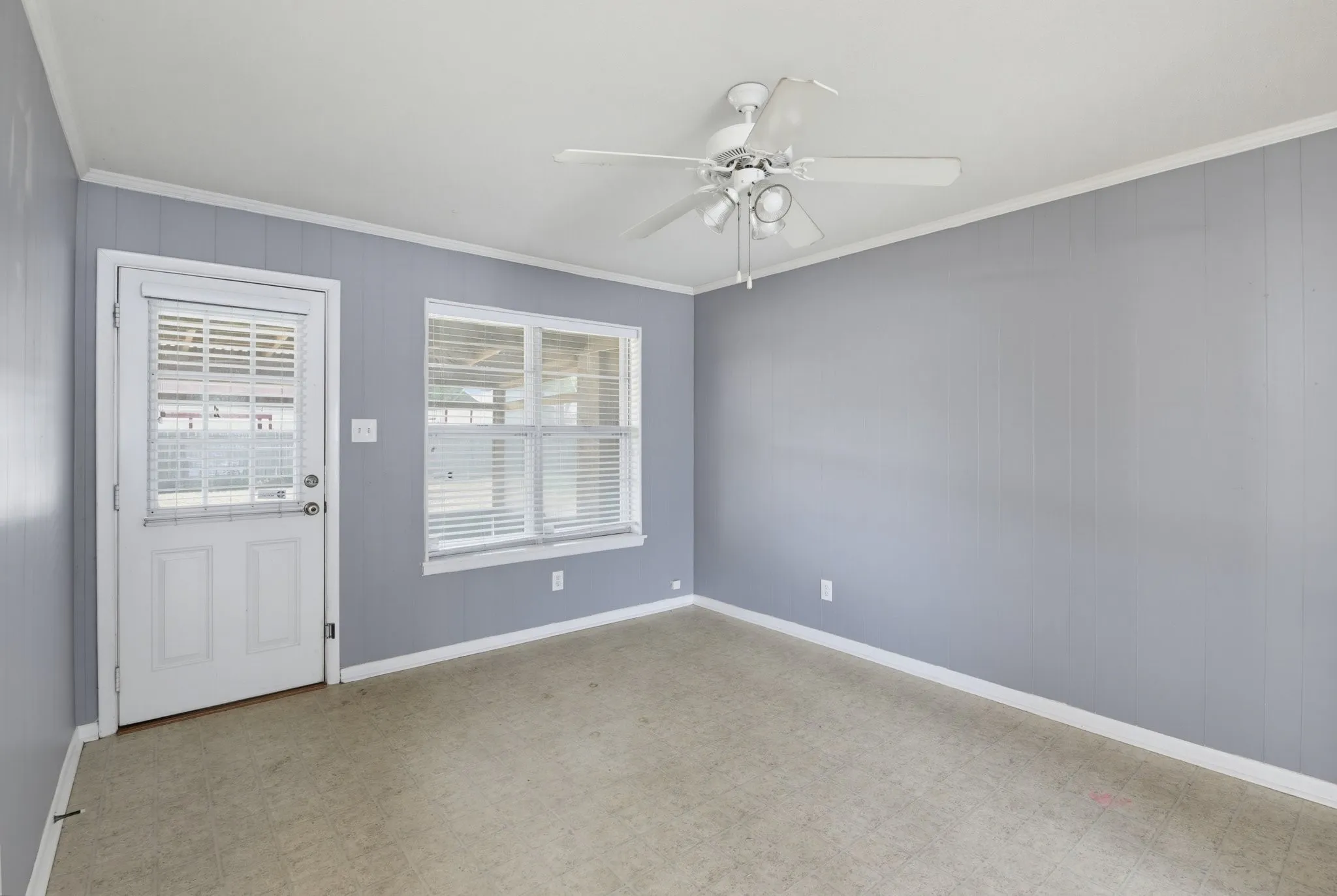 Dining area, playroom or office space
