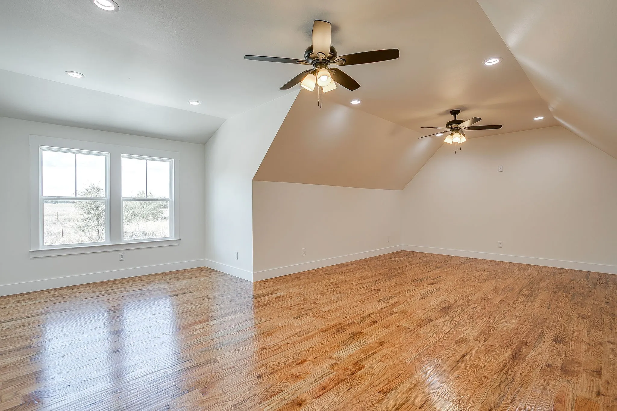 Flex room upstairs with full bath and closet