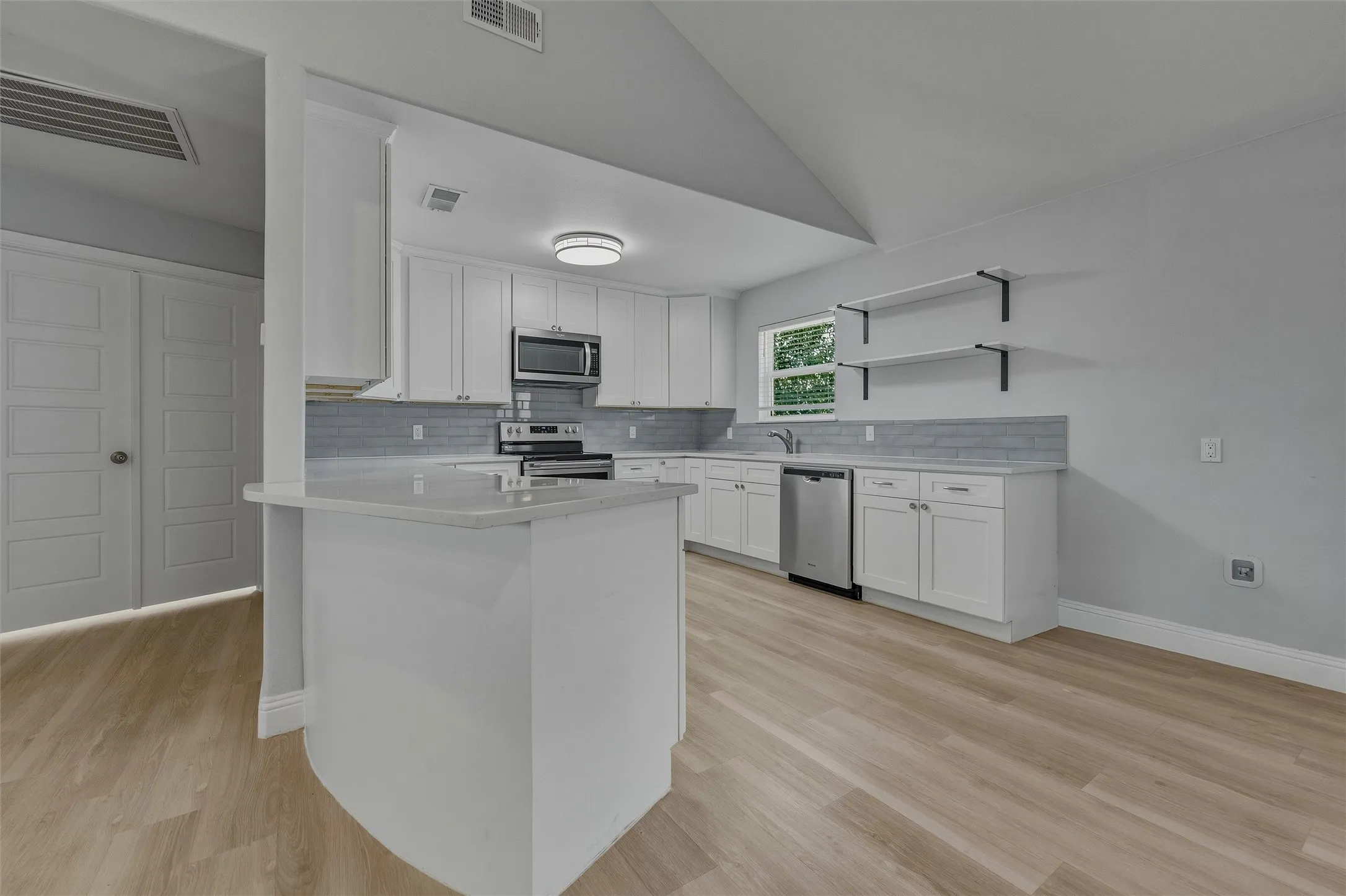 Single Family Residence For Rent in Parker County , 324 Hillcroft Road, Fort Worth, Texas 76108, 3 Bedroom, 2 Bathroom, 2 Garage spaces, 1,904 Sqft, built in 2019, mls#21375503, Real Estate Agent in Fort Worth, Homes For Rent in Parker county, Homes For Rent in Fort Worth, Realtor in Fort Worth Texas, Real Estate Brokerage Independent Realty Texas, Luminita Cordes Realtor