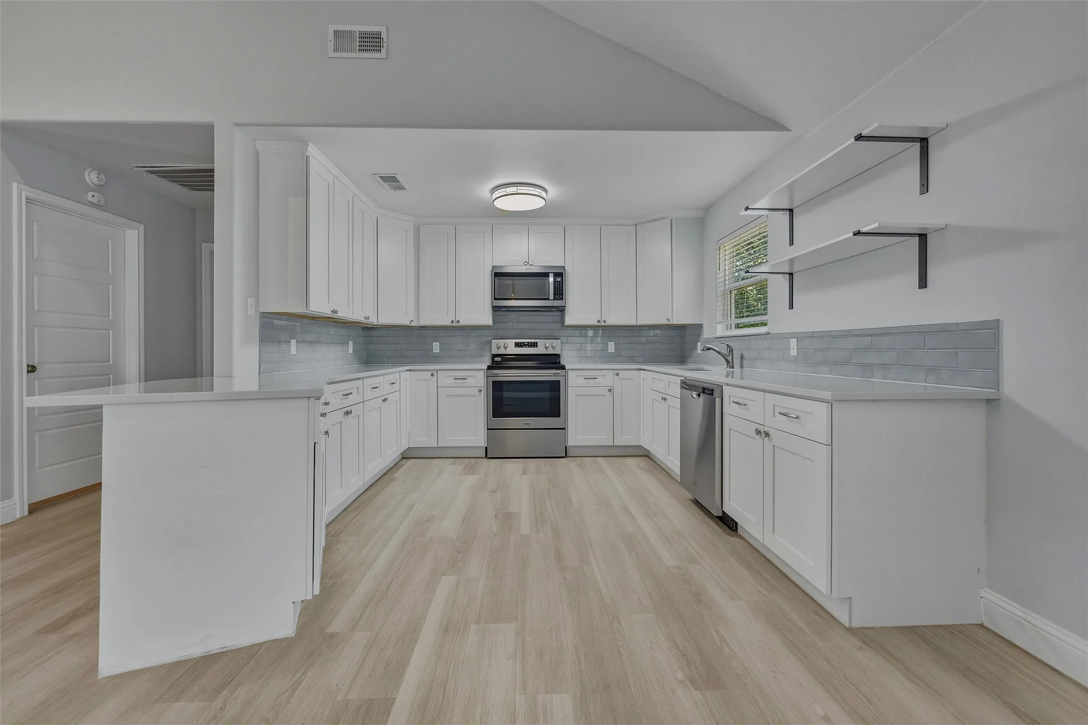Single Family Residence For Rent in Parker County , 324 Hillcroft Road, Fort Worth, Texas 76108, 3 Bedroom, 2 Bathroom, 2 Garage spaces, 1,904 Sqft, built in 2019, mls#21375503, Real Estate Agent in Fort Worth, Homes For Rent in Parker county, Homes For Rent in Fort Worth, Realtor in Fort Worth Texas, Real Estate Brokerage Independent Realty Texas, Luminita Cordes Realtor
