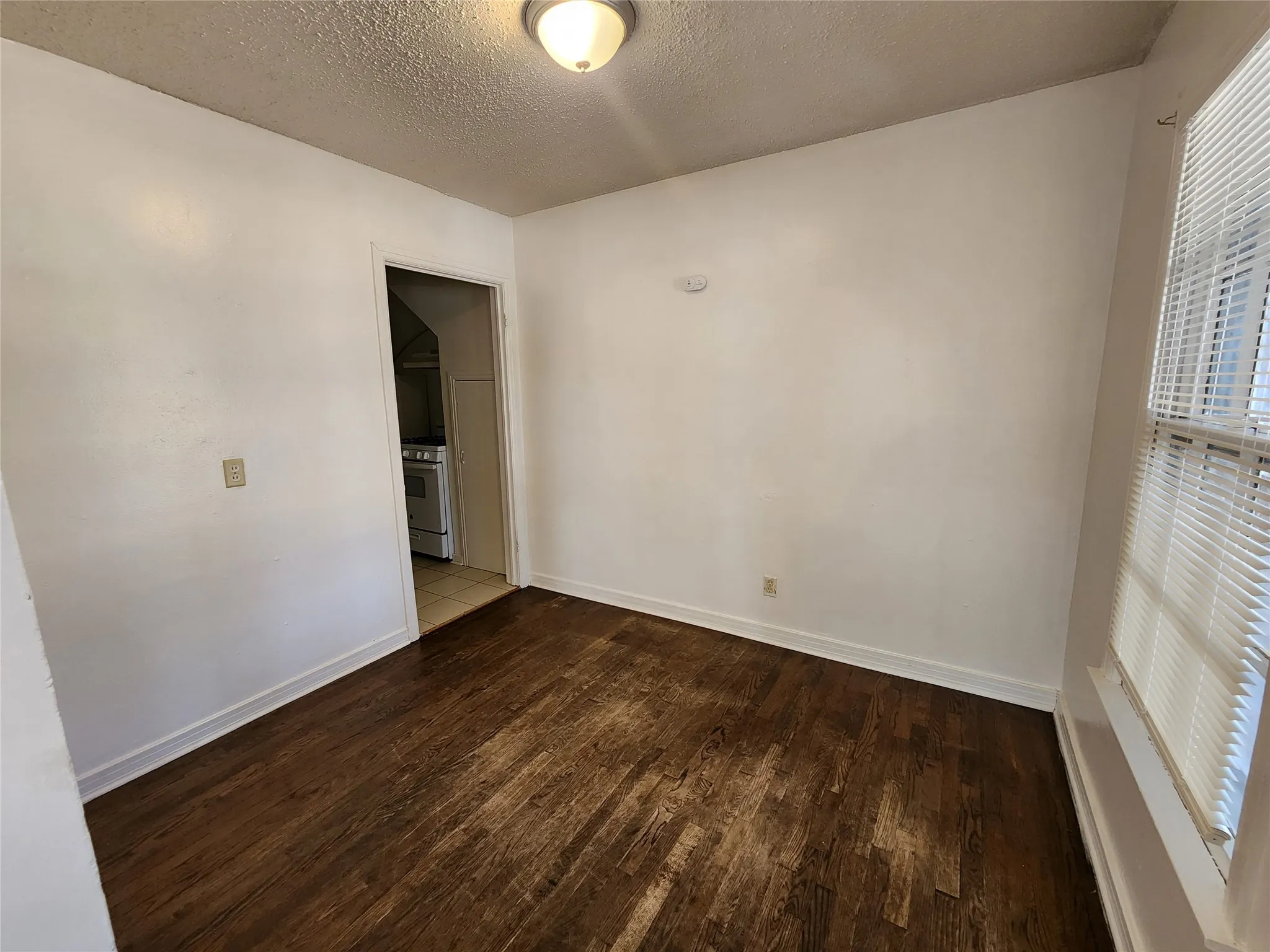 Apartment For Rent in Tarrant County , 3704 Meadowbrook Drive, Fort Worth, Texas 76103, 1 Bedroom, 1 Bathroom, Garage spaces, 600 Sqft, built in 1950, mls#21375509, Real Estate Agent in Fort Worth, Homes For Rent in Tarrant county, Homes For Rent in Fort Worth, Realtor in Fort Worth Texas, Real Estate Brokerage Independent Realty Texas, Luminita Cordes Realtor