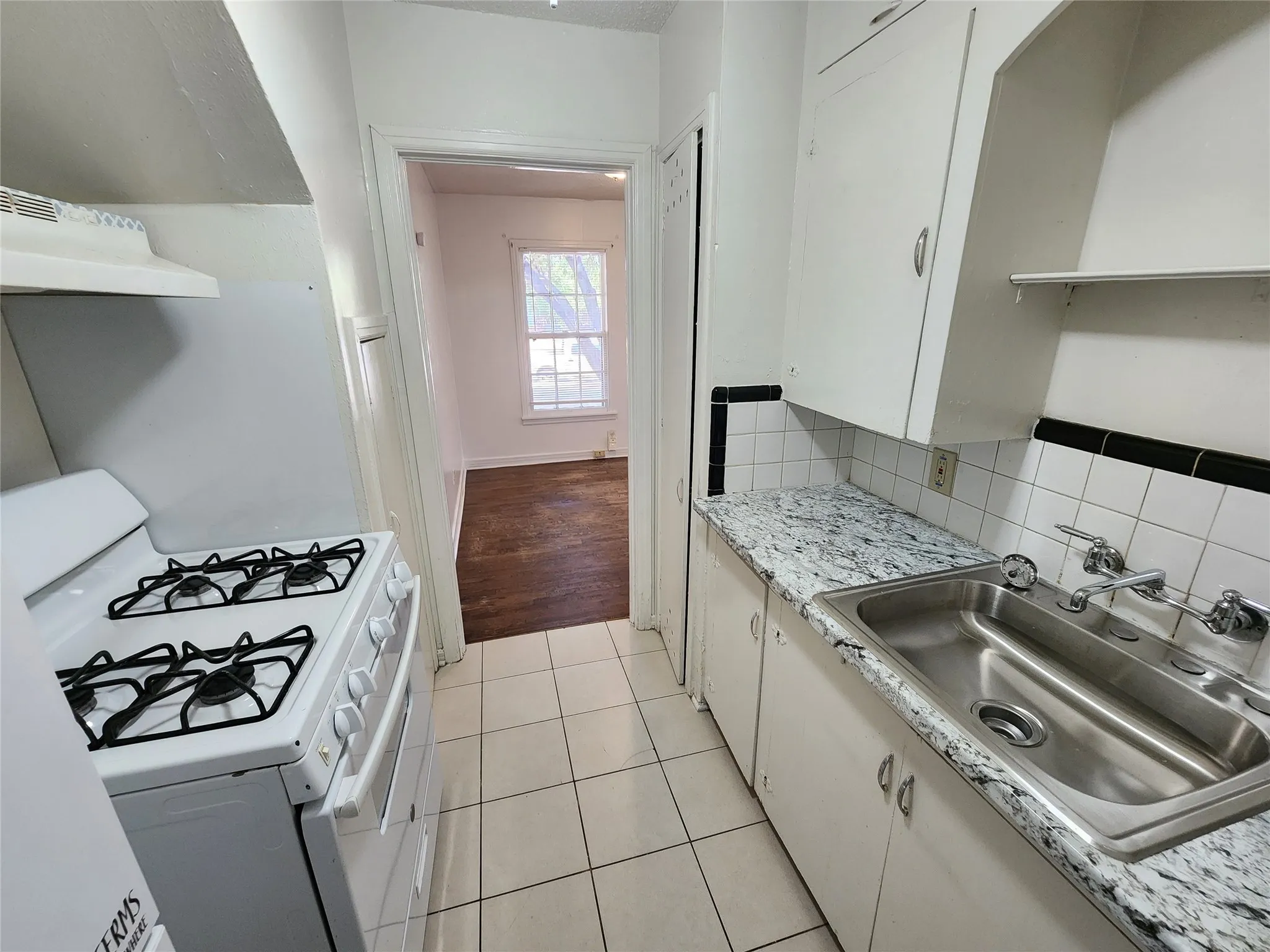 Apartment For Rent in Tarrant County , 3704 Meadowbrook Drive, Fort Worth, Texas 76103, 1 Bedroom, 1 Bathroom, Garage spaces, 600 Sqft, built in 1950, mls#21375509, Real Estate Agent in Fort Worth, Homes For Rent in Tarrant county, Homes For Rent in Fort Worth, Realtor in Fort Worth Texas, Real Estate Brokerage Independent Realty Texas, Luminita Cordes Realtor