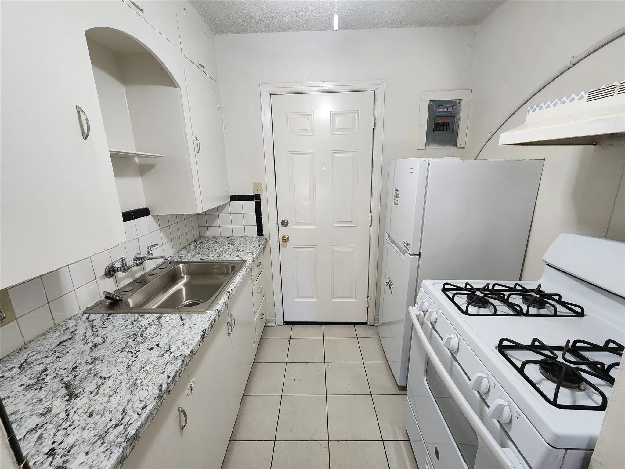 Apartment For Rent in Tarrant County , 3704 Meadowbrook Drive, Fort Worth, Texas 76103, 1 Bedroom, 1 Bathroom, Garage spaces, 600 Sqft, built in 1950, mls#21375509, Real Estate Agent in Fort Worth, Homes For Rent in Tarrant county, Homes For Rent in Fort Worth, Realtor in Fort Worth Texas, Real Estate Brokerage Independent Realty Texas, Luminita Cordes Realtor