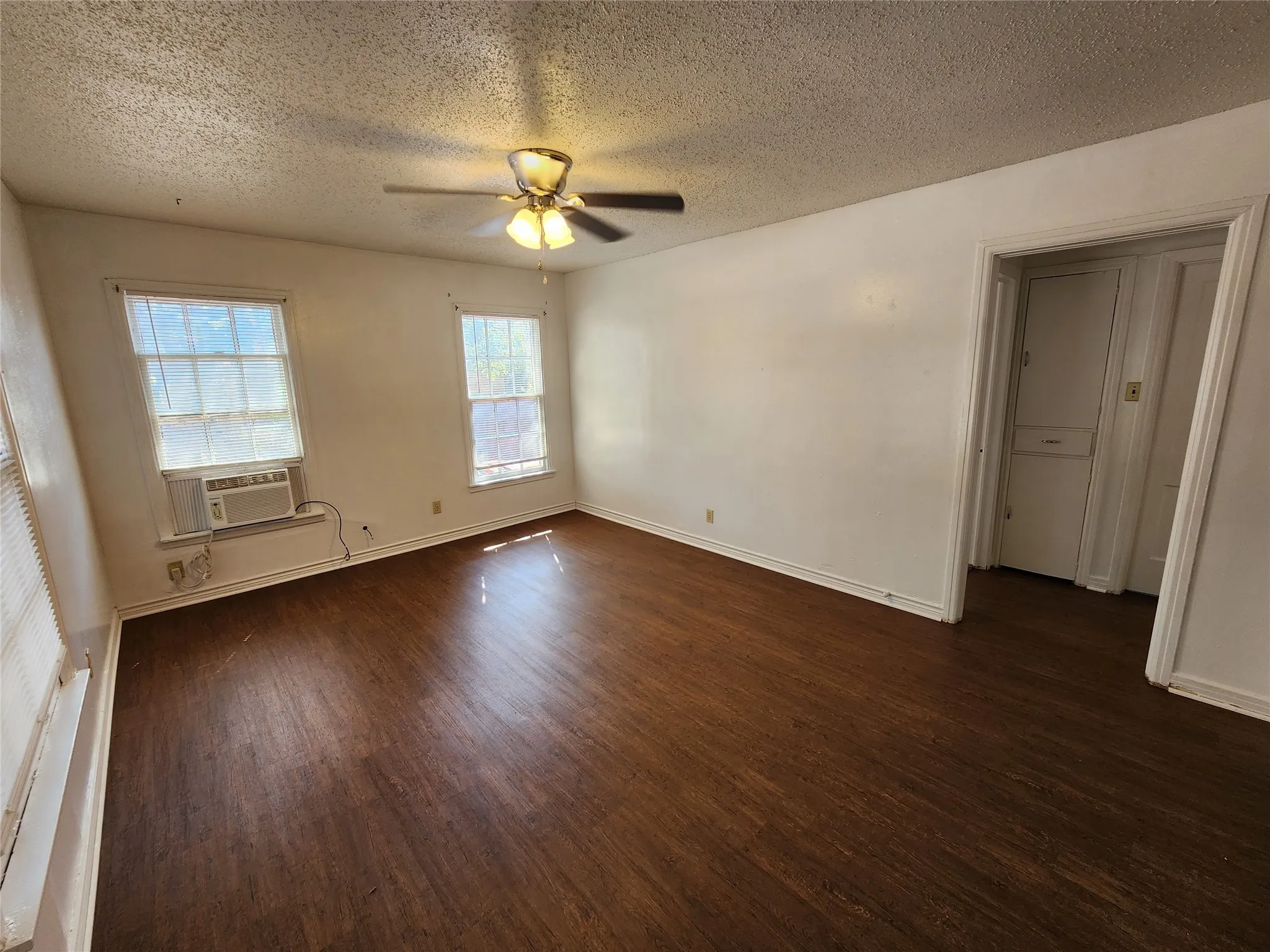 Apartment For Rent in Tarrant County , 3704 Meadowbrook Drive, Fort Worth, Texas 76103, 1 Bedroom, 1 Bathroom, Garage spaces, 600 Sqft, built in 1950, mls#21375509, Real Estate Agent in Fort Worth, Homes For Rent in Tarrant county, Homes For Rent in Fort Worth, Realtor in Fort Worth Texas, Real Estate Brokerage Independent Realty Texas, Luminita Cordes Realtor