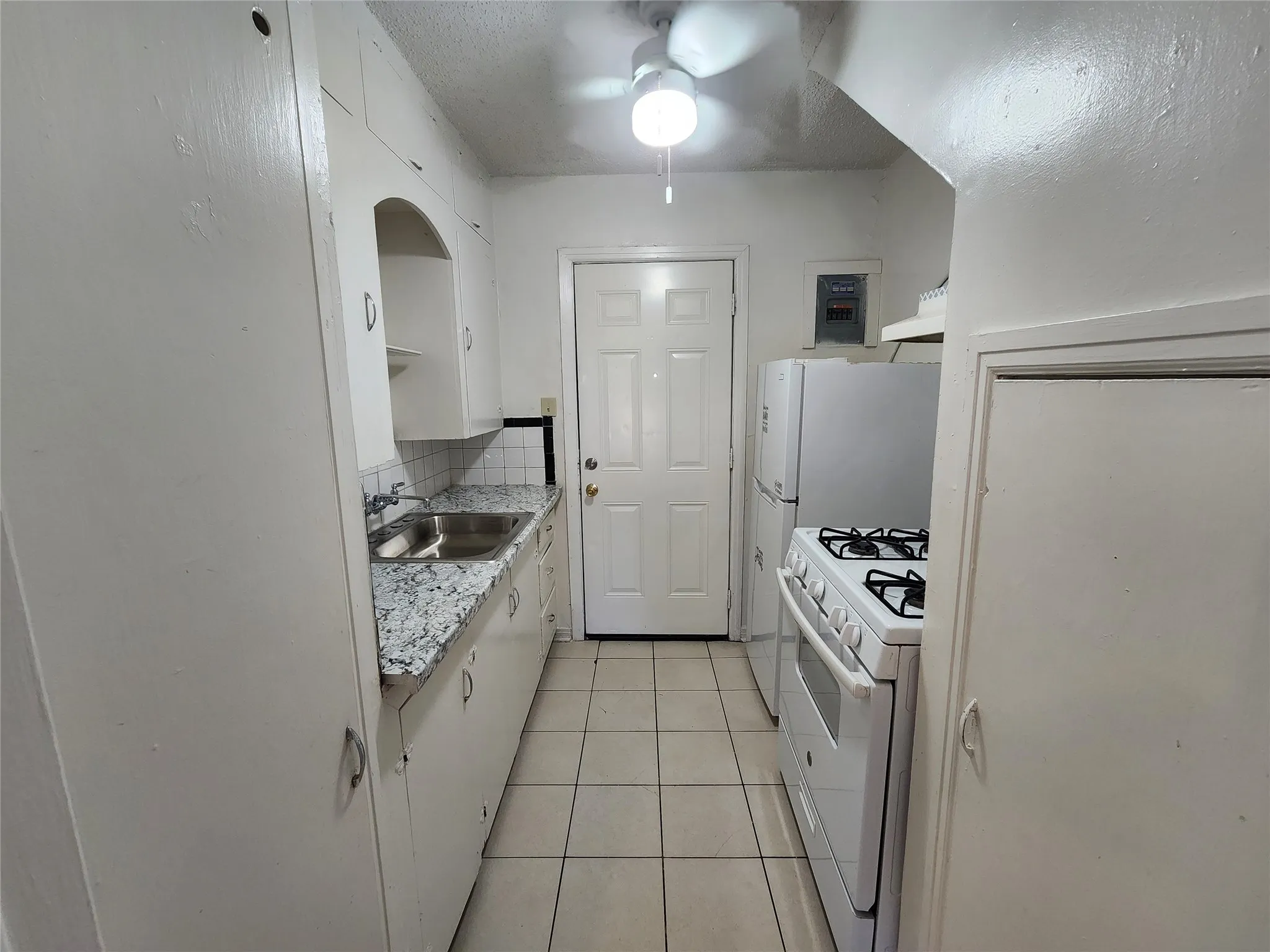 Apartment For Rent in Tarrant County , 3704 Meadowbrook Drive, Fort Worth, Texas 76103, 1 Bedroom, 1 Bathroom, Garage spaces, 600 Sqft, built in 1950, mls#21375509, Real Estate Agent in Fort Worth, Homes For Rent in Tarrant county, Homes For Rent in Fort Worth, Realtor in Fort Worth Texas, Real Estate Brokerage Independent Realty Texas, Luminita Cordes Realtor