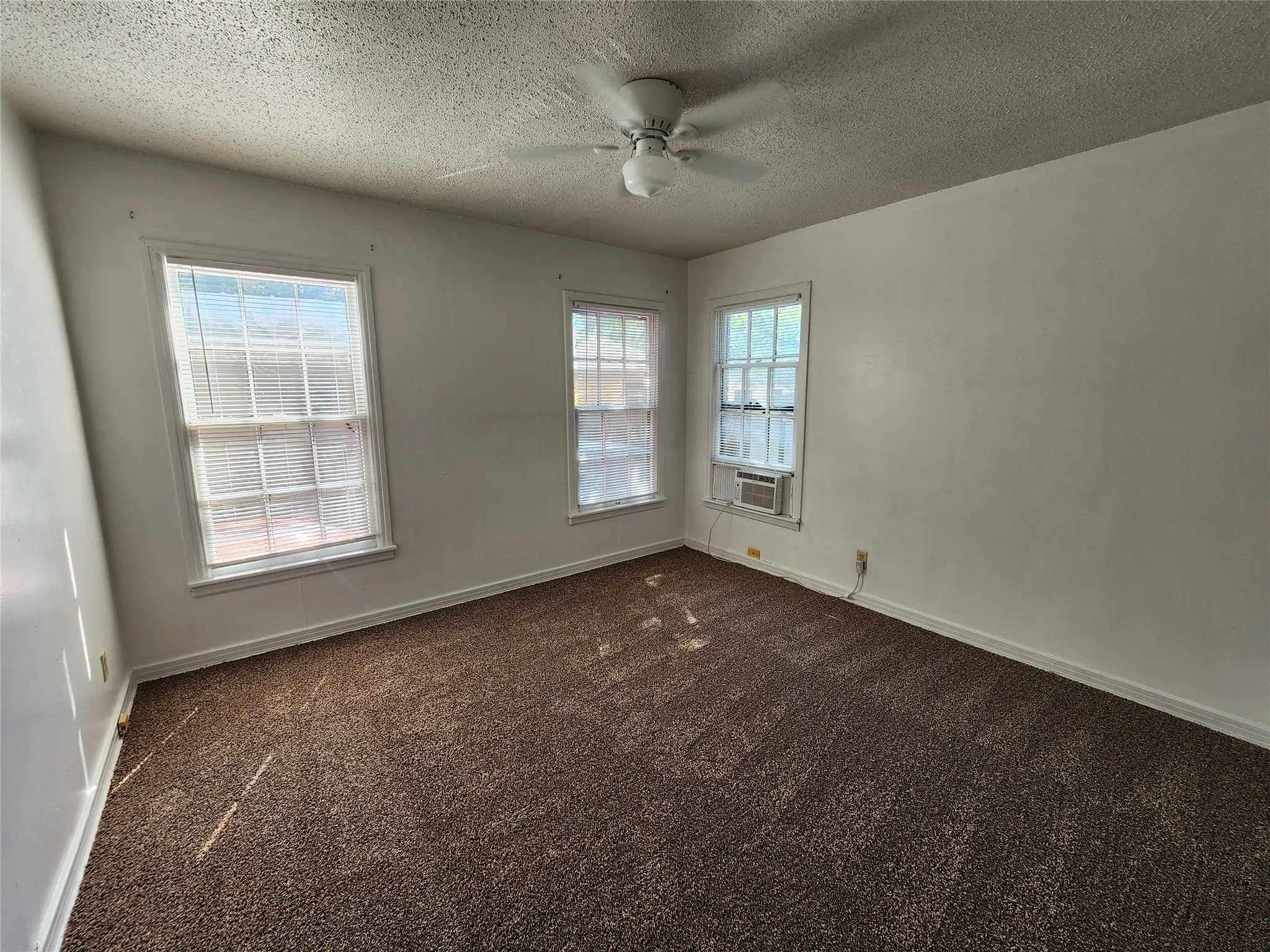 Apartment For Rent in Tarrant County , 3704 Meadowbrook Drive, Fort Worth, Texas 76103, 1 Bedroom, 1 Bathroom, Garage spaces, 600 Sqft, built in 1950, mls#21375509, Real Estate Agent in Fort Worth, Homes For Rent in Tarrant county, Homes For Rent in Fort Worth, Realtor in Fort Worth Texas, Real Estate Brokerage Independent Realty Texas, Luminita Cordes Realtor