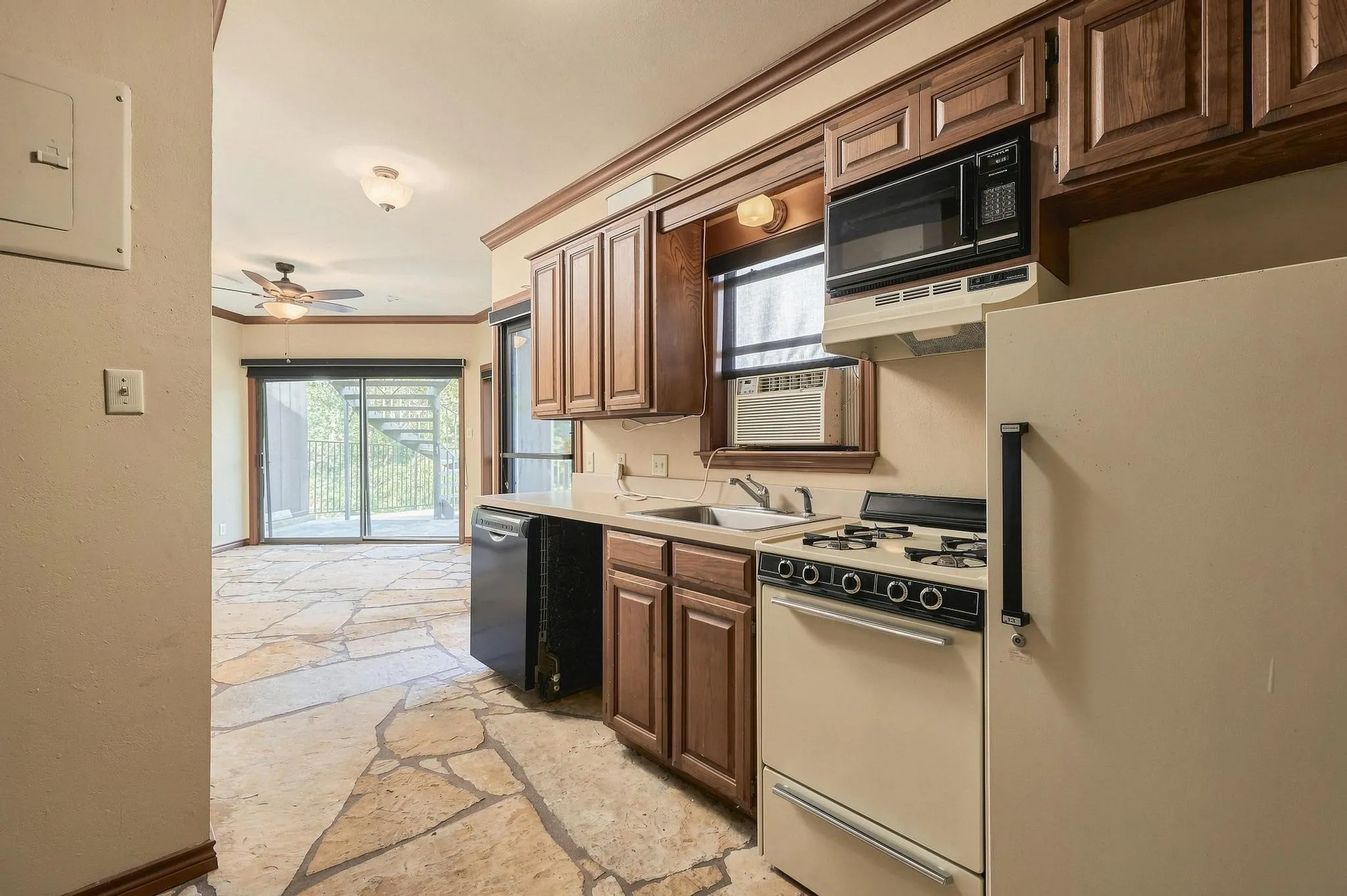 Single Family Residence For Sale in Grayson County , 727 Westwood Drive, Sherman, Texas 75092, 4 Bedroom, 4 Bathroom, 2 Garage spaces, 3,930 Sqft, built in 1985, mls#21373227, Real Estate Agent in Sherman, Homes For Sale in Grayson county, Homes For Sale in Sherman, Realtor in Sherman Texas, Real Estate Brokerage Independent Realty Texas, Luminita Cordes Realtor