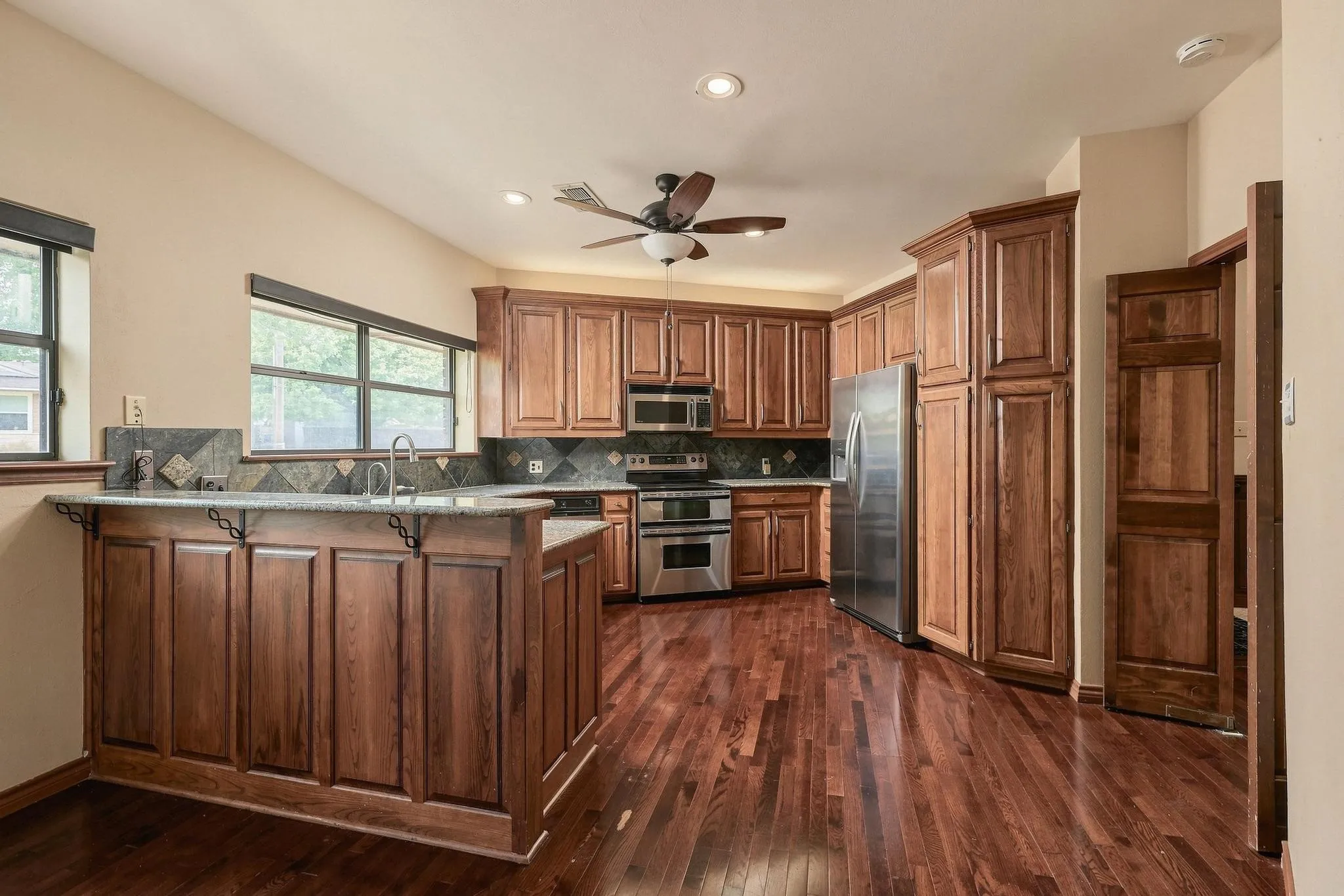 Single Family Residence For Sale in Grayson County , 727 Westwood Drive, Sherman, Texas 75092, 4 Bedroom, 4 Bathroom, 2 Garage spaces, 3,930 Sqft, built in 1985, mls#21373227, Real Estate Agent in Sherman, Homes For Sale in Grayson county, Homes For Sale in Sherman, Realtor in Sherman Texas, Real Estate Brokerage Independent Realty Texas, Luminita Cordes Realtor