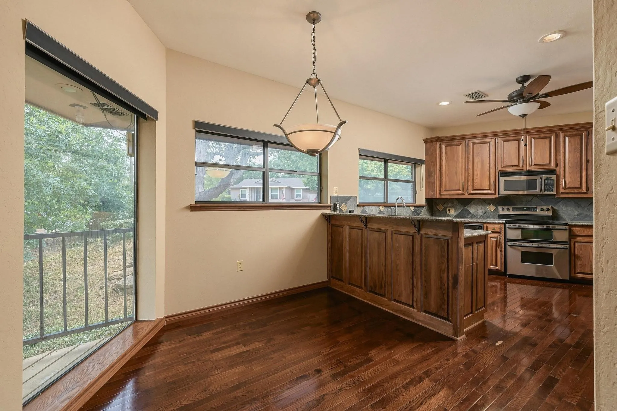 Single Family Residence For Sale in Grayson County , 727 Westwood Drive, Sherman, Texas 75092, 4 Bedroom, 4 Bathroom, 2 Garage spaces, 3,930 Sqft, built in 1985, mls#21373227, Real Estate Agent in Sherman, Homes For Sale in Grayson county, Homes For Sale in Sherman, Realtor in Sherman Texas, Real Estate Brokerage Independent Realty Texas, Luminita Cordes Realtor