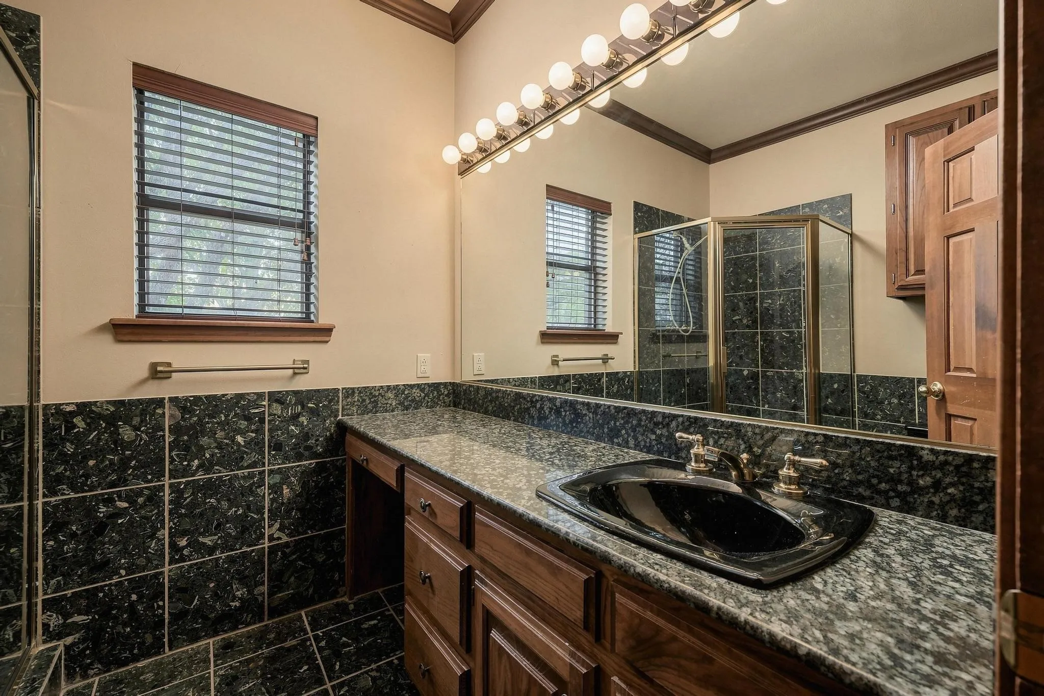 Single Family Residence For Sale in Grayson County , 727 Westwood Drive, Sherman, Texas 75092, 4 Bedroom, 4 Bathroom, 2 Garage spaces, 3,930 Sqft, built in 1985, mls#21373227, Real Estate Agent in Sherman, Homes For Sale in Grayson county, Homes For Sale in Sherman, Realtor in Sherman Texas, Real Estate Brokerage Independent Realty Texas, Luminita Cordes Realtor