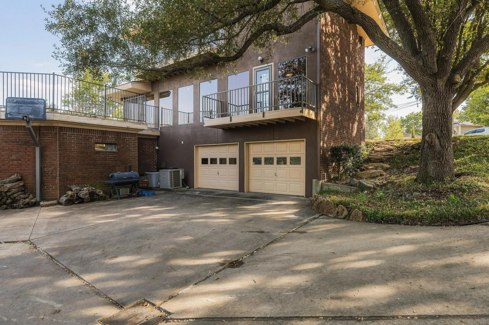 Single Family Residence For Sale in Grayson County , 727 Westwood Drive, Sherman, Texas 75092, 4 Bedroom, 4 Bathroom, 2 Garage spaces, 3,930 Sqft, built in 1985, mls#21373227, Real Estate Agent in Sherman, Homes For Sale in Grayson county, Homes For Sale in Sherman, Realtor in Sherman Texas, Real Estate Brokerage Independent Realty Texas, Luminita Cordes Realtor