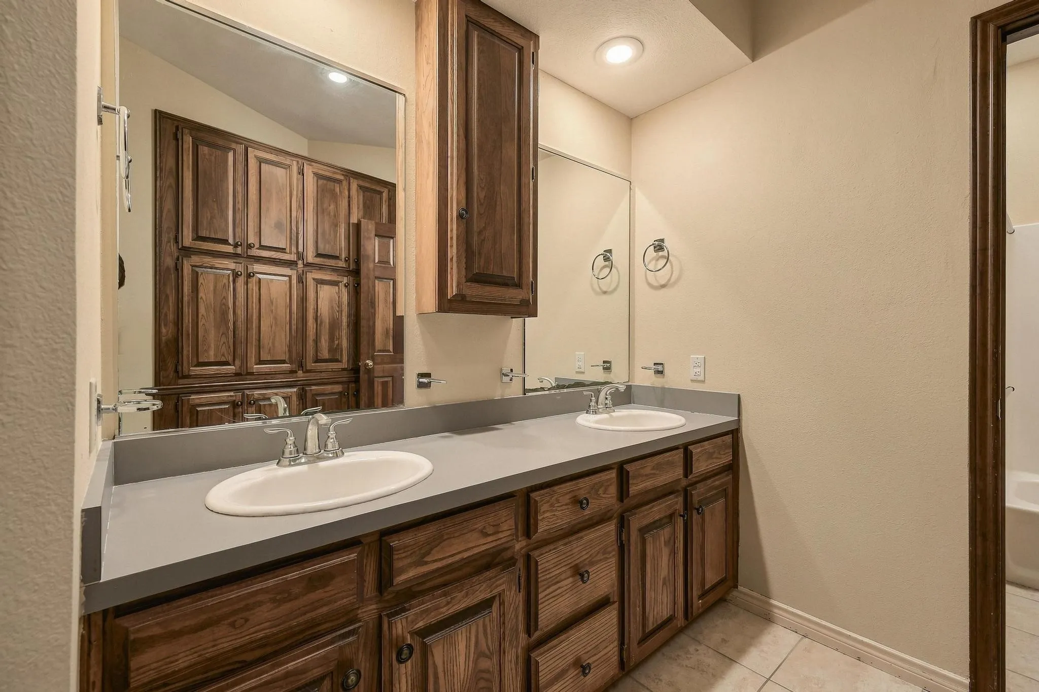 Single Family Residence For Sale in Grayson County , 727 Westwood Drive, Sherman, Texas 75092, 4 Bedroom, 4 Bathroom, 2 Garage spaces, 3,930 Sqft, built in 1985, mls#21373227, Real Estate Agent in Sherman, Homes For Sale in Grayson county, Homes For Sale in Sherman, Realtor in Sherman Texas, Real Estate Brokerage Independent Realty Texas, Luminita Cordes Realtor