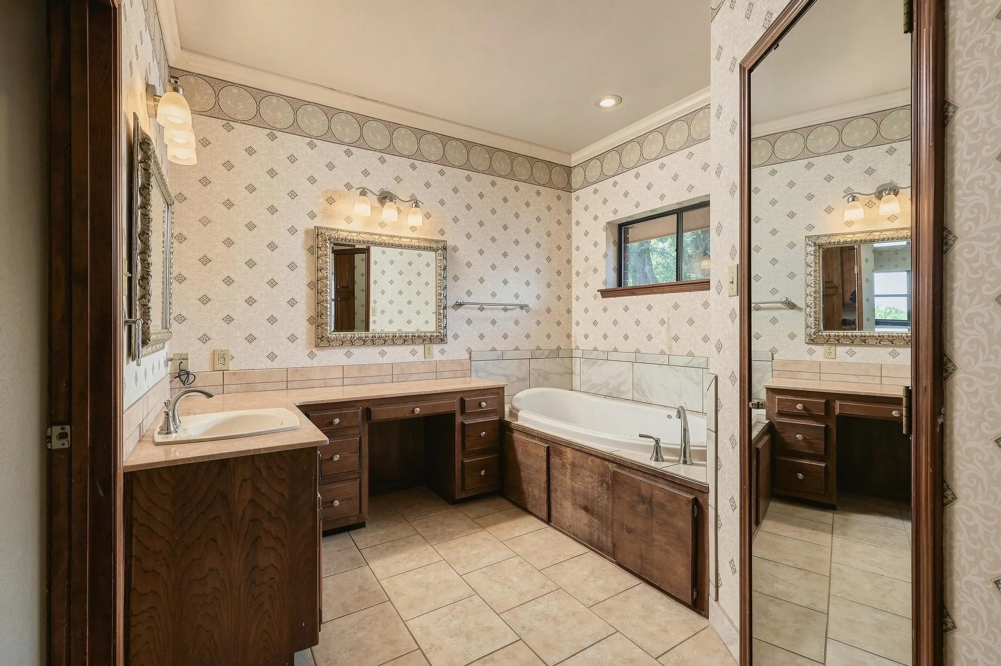 Single Family Residence For Sale in Grayson County , 727 Westwood Drive, Sherman, Texas 75092, 4 Bedroom, 4 Bathroom, 2 Garage spaces, 3,930 Sqft, built in 1985, mls#21373227, Real Estate Agent in Sherman, Homes For Sale in Grayson county, Homes For Sale in Sherman, Realtor in Sherman Texas, Real Estate Brokerage Independent Realty Texas, Luminita Cordes Realtor