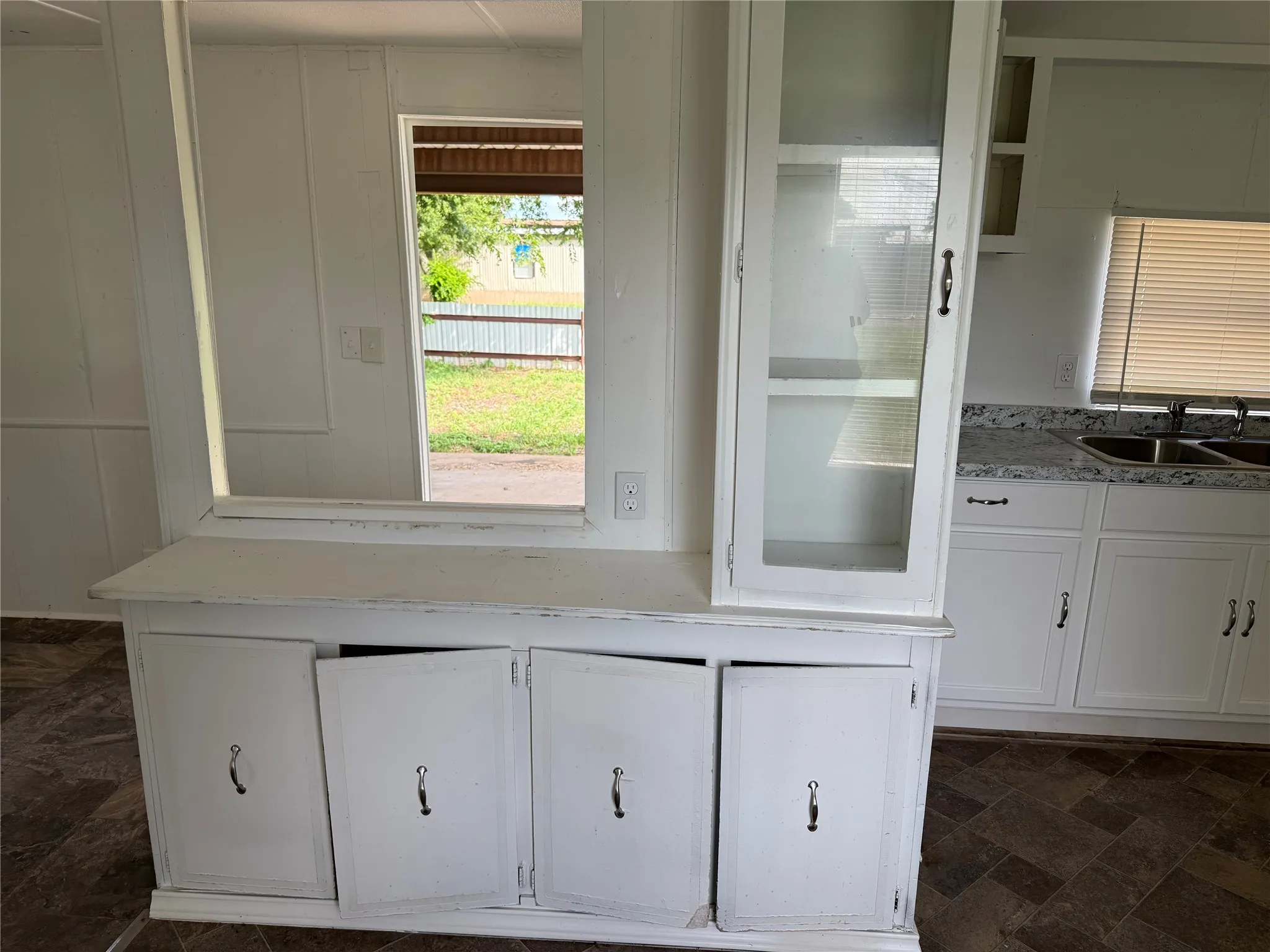 Built-in between living and kitchen area