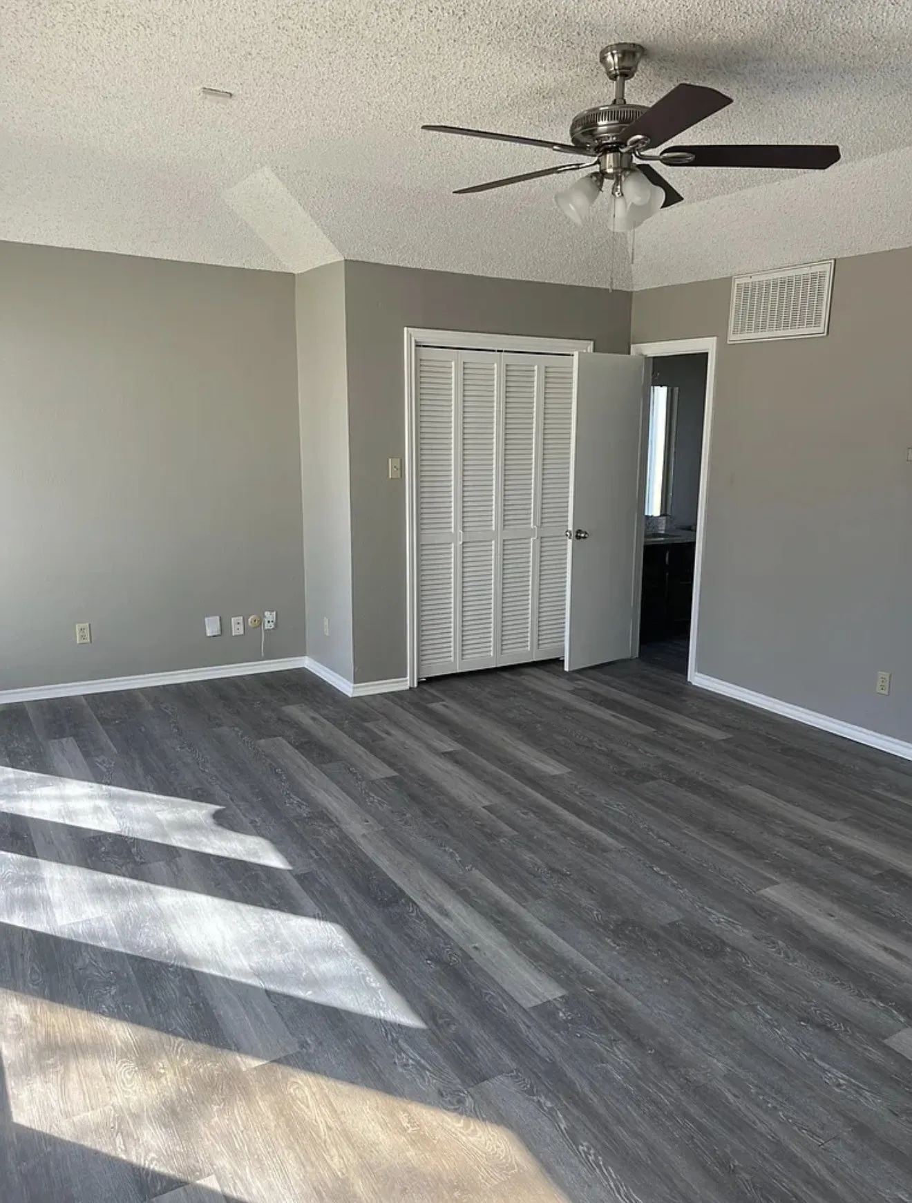 Single Family Residence For Rent in Tarrant County , 3012 Barrington Court, Arlington, Texas 76014, 4 Bedroom, 3 Bathroom, 2 Garage spaces, 2,349 Sqft, built in 1976, mls#21375528, Real Estate Agent in Arlington, Homes For Rent in Tarrant county, Homes For Rent in Arlington, Realtor in Arlington Texas, Real Estate Brokerage Independent Realty Texas, Luminita Cordes Realtor