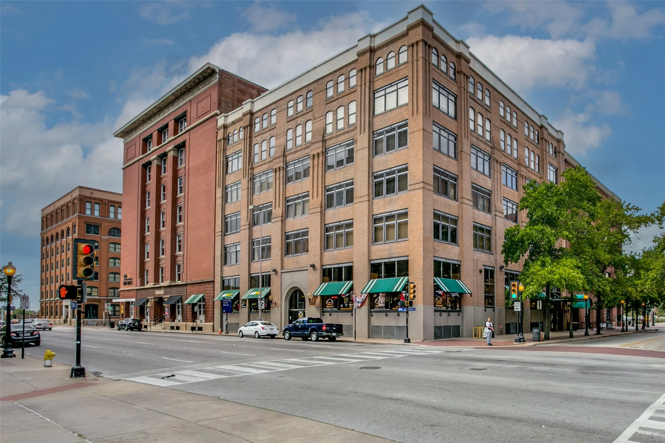 Condominium For Sale in Dallas County , 509 elm Street 401, Dallas, Texas 75202, 1 Bedroom, 1 Bathroom, Garage spaces, 1,103 Sqft, built in 1930, mls#21375529, Real Estate Agent in Dallas, Homes For Sale in Dallas county, Homes For Sale in Dallas, Realtor in Dallas Texas, Real Estate Brokerage Independent Realty Texas, Luminita Cordes Realtor