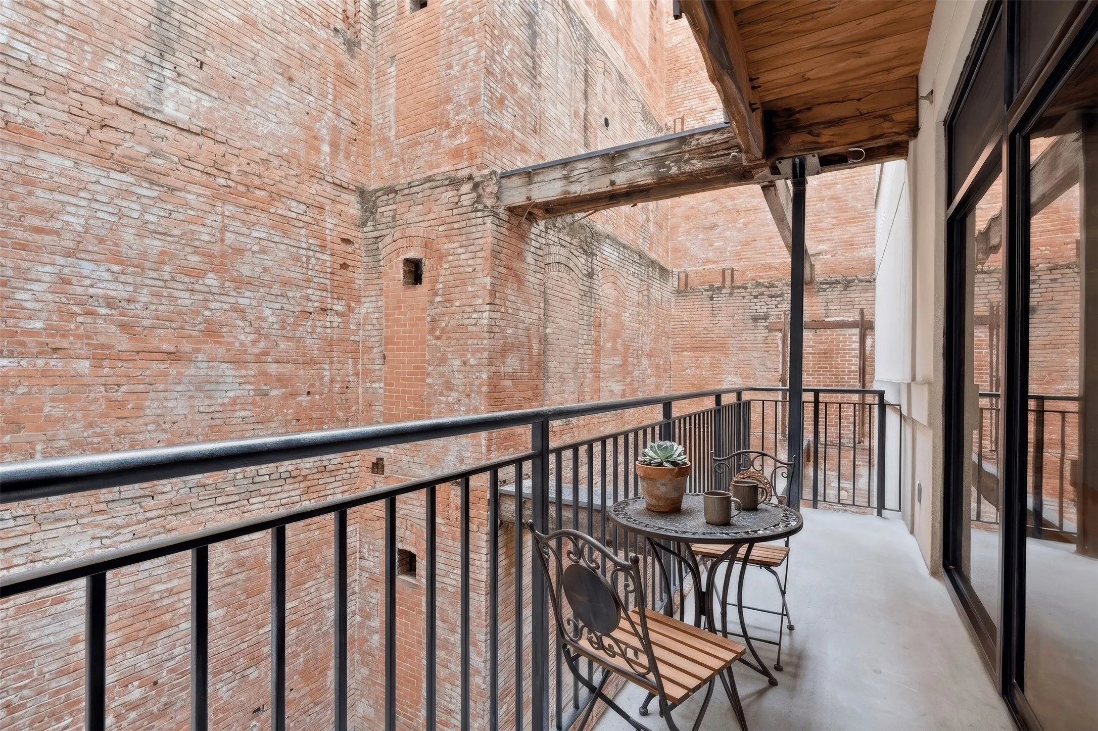 Condominium For Sale in Dallas County , 509 elm Street 401, Dallas, Texas 75202, 1 Bedroom, 1 Bathroom, Garage spaces, 1,103 Sqft, built in 1930, mls#21375529, Real Estate Agent in Dallas, Homes For Sale in Dallas county, Homes For Sale in Dallas, Realtor in Dallas Texas, Real Estate Brokerage Independent Realty Texas, Luminita Cordes Realtor