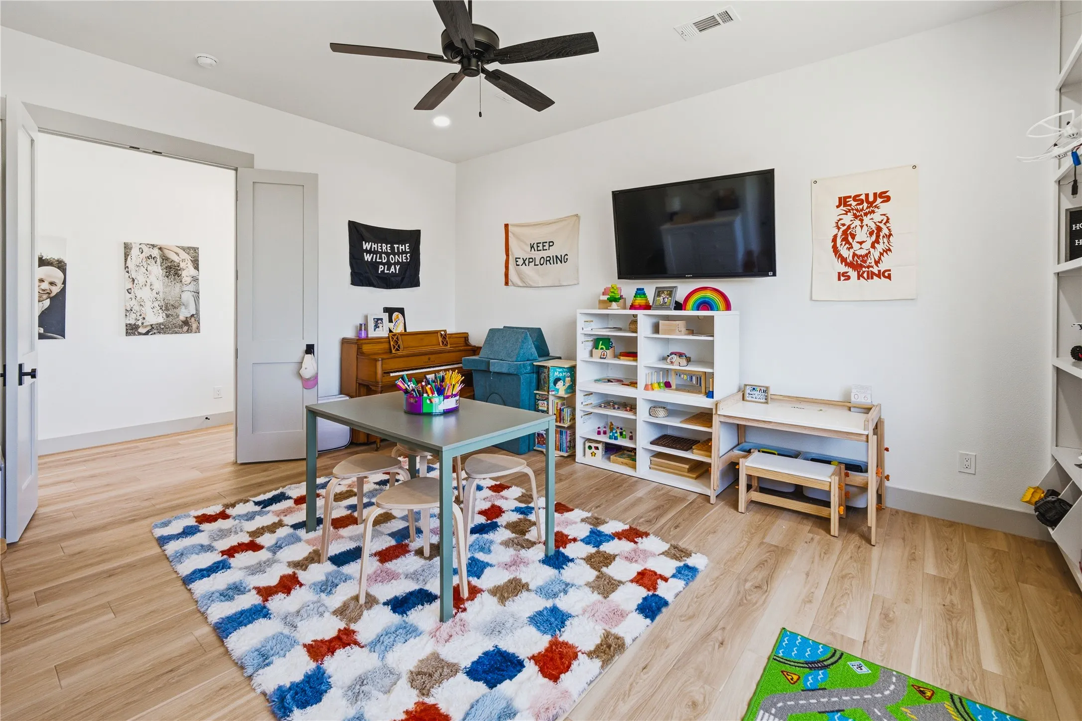 Single Family Residence For Sale in Parker County , 212 Dan Russell Bend, Weatherford, Texas 76087, 5 Bedroom, 4 Bathroom, 4 Garage spaces, 3,395 Sqft, built in 2024, mls#21370278, Real Estate Agent in Weatherford, Homes For Sale in Parker county, Homes For Sale in Weatherford, Realtor in Weatherford Texas, Real Estate Brokerage Independent Realty Texas, Luminita Cordes Realtor