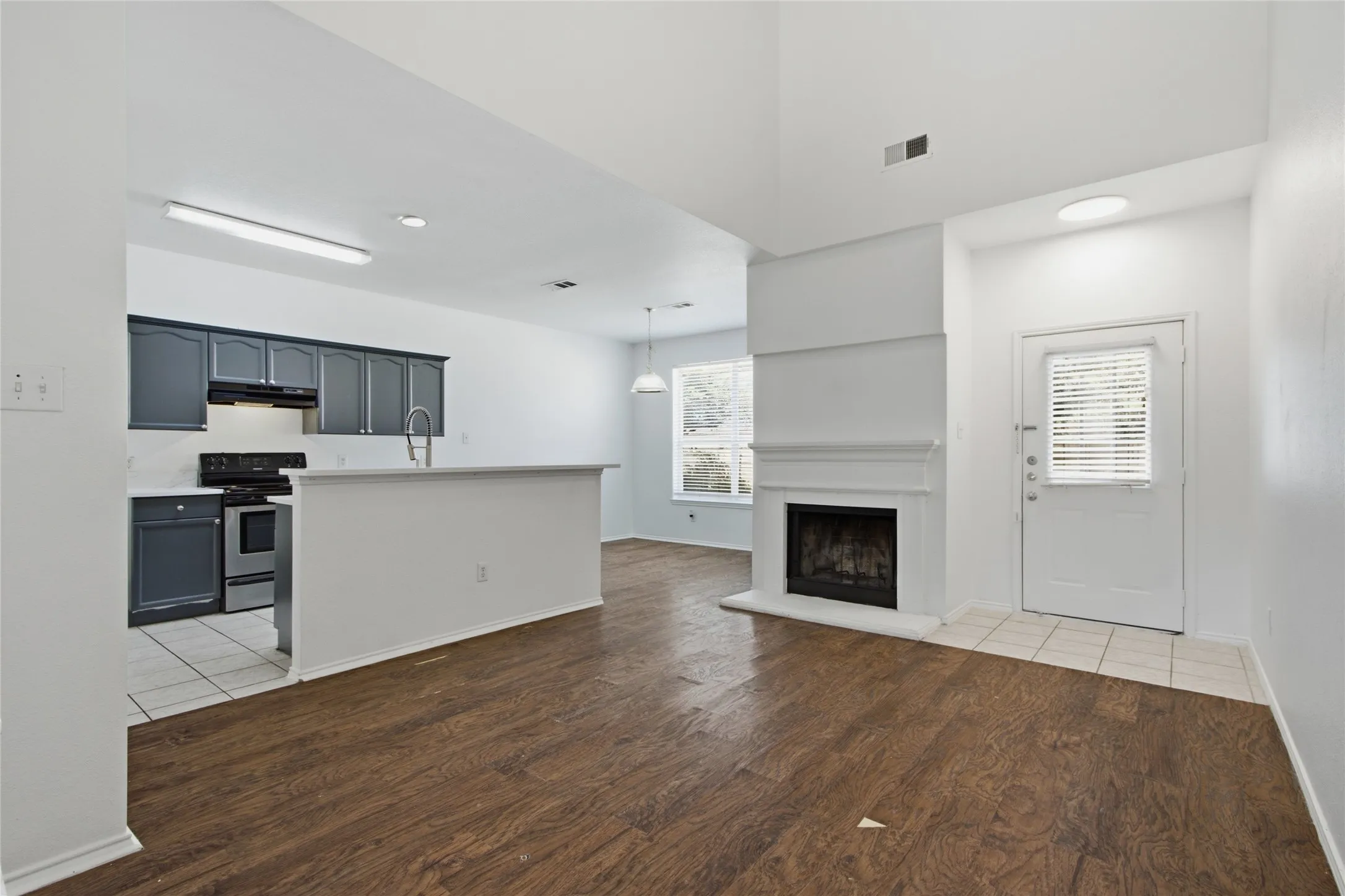 Townhouse For Rent in Denton County , 1504 Park Lane Drive, Lewisville, Texas 75067, 3 Bedroom, 2 Bathroom, 1 Garage spaces, 1,233 Sqft, built in 1998, mls#21375539, Real Estate Agent in Lewisville, Homes For Rent in Denton county, Homes For Rent in Lewisville, Realtor in Lewisville Texas, Real Estate Brokerage Independent Realty Texas, Luminita Cordes Realtor