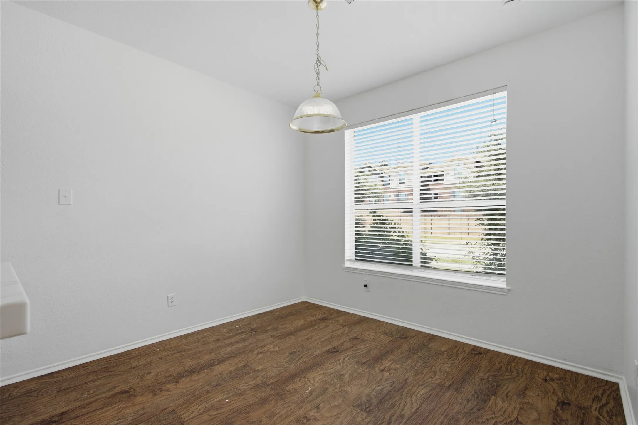 Townhouse For Rent in Denton County , 1504 Park Lane Drive, Lewisville, Texas 75067, 3 Bedroom, 2 Bathroom, 1 Garage spaces, 1,233 Sqft, built in 1998, mls#21375539, Real Estate Agent in Lewisville, Homes For Rent in Denton county, Homes For Rent in Lewisville, Realtor in Lewisville Texas, Real Estate Brokerage Independent Realty Texas, Luminita Cordes Realtor