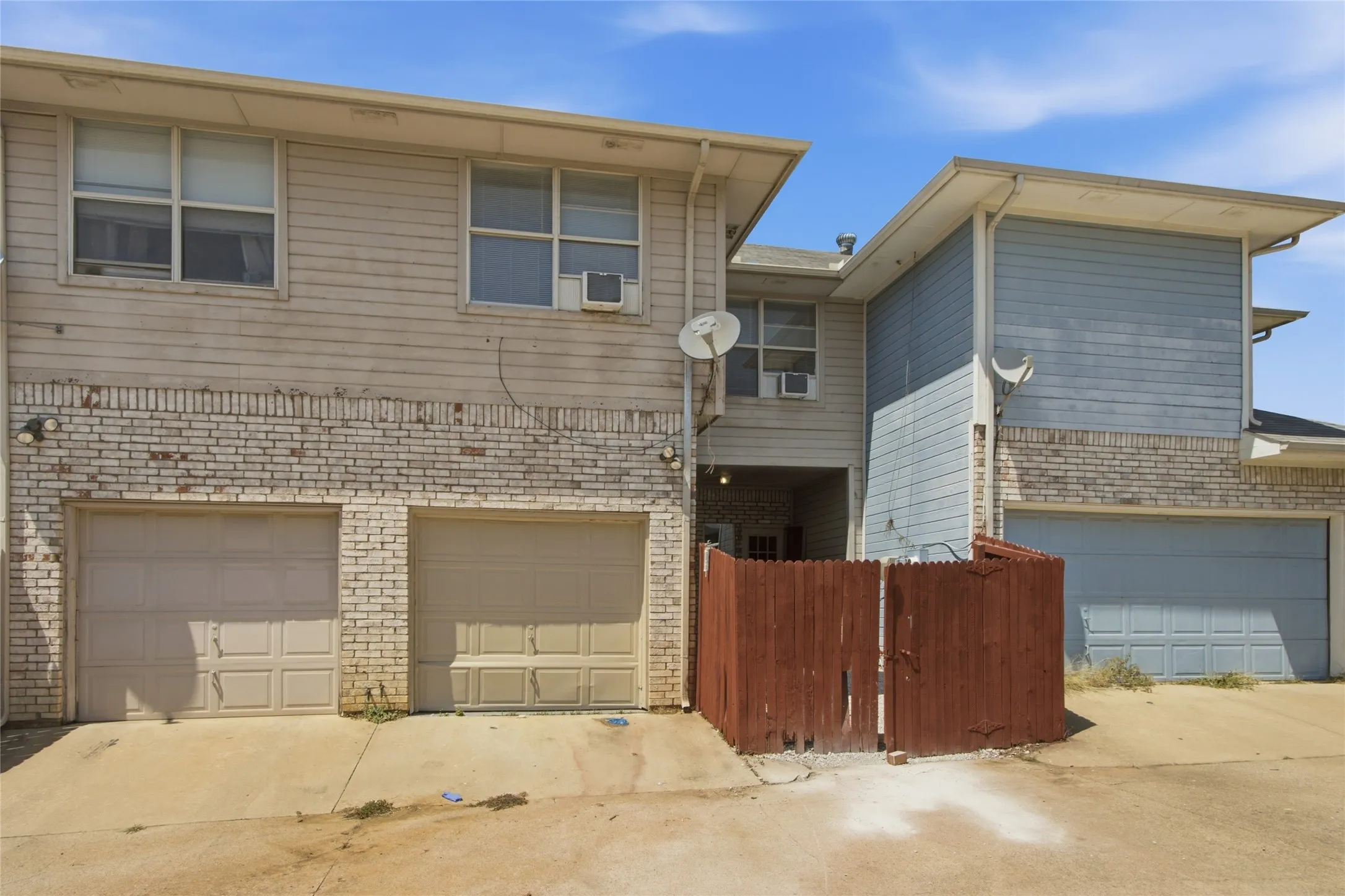 Townhouse For Rent in Denton County , 1504 Park Lane Drive, Lewisville, Texas 75067, 3 Bedroom, 2 Bathroom, 1 Garage spaces, 1,233 Sqft, built in 1998, mls#21375539, Real Estate Agent in Lewisville, Homes For Rent in Denton county, Homes For Rent in Lewisville, Realtor in Lewisville Texas, Real Estate Brokerage Independent Realty Texas, Luminita Cordes Realtor