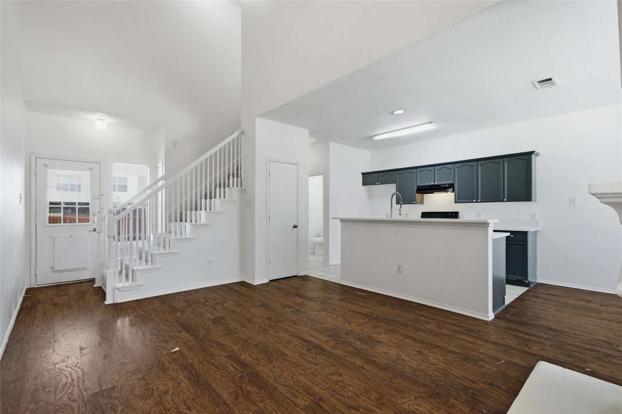 Townhouse For Rent in Denton County , 1504 Park Lane Drive, Lewisville, Texas 75067, 3 Bedroom, 2 Bathroom, 1 Garage spaces, 1,233 Sqft, built in 1998, mls#21375539, Real Estate Agent in Lewisville, Homes For Rent in Denton county, Homes For Rent in Lewisville, Realtor in Lewisville Texas, Real Estate Brokerage Independent Realty Texas, Luminita Cordes Realtor
