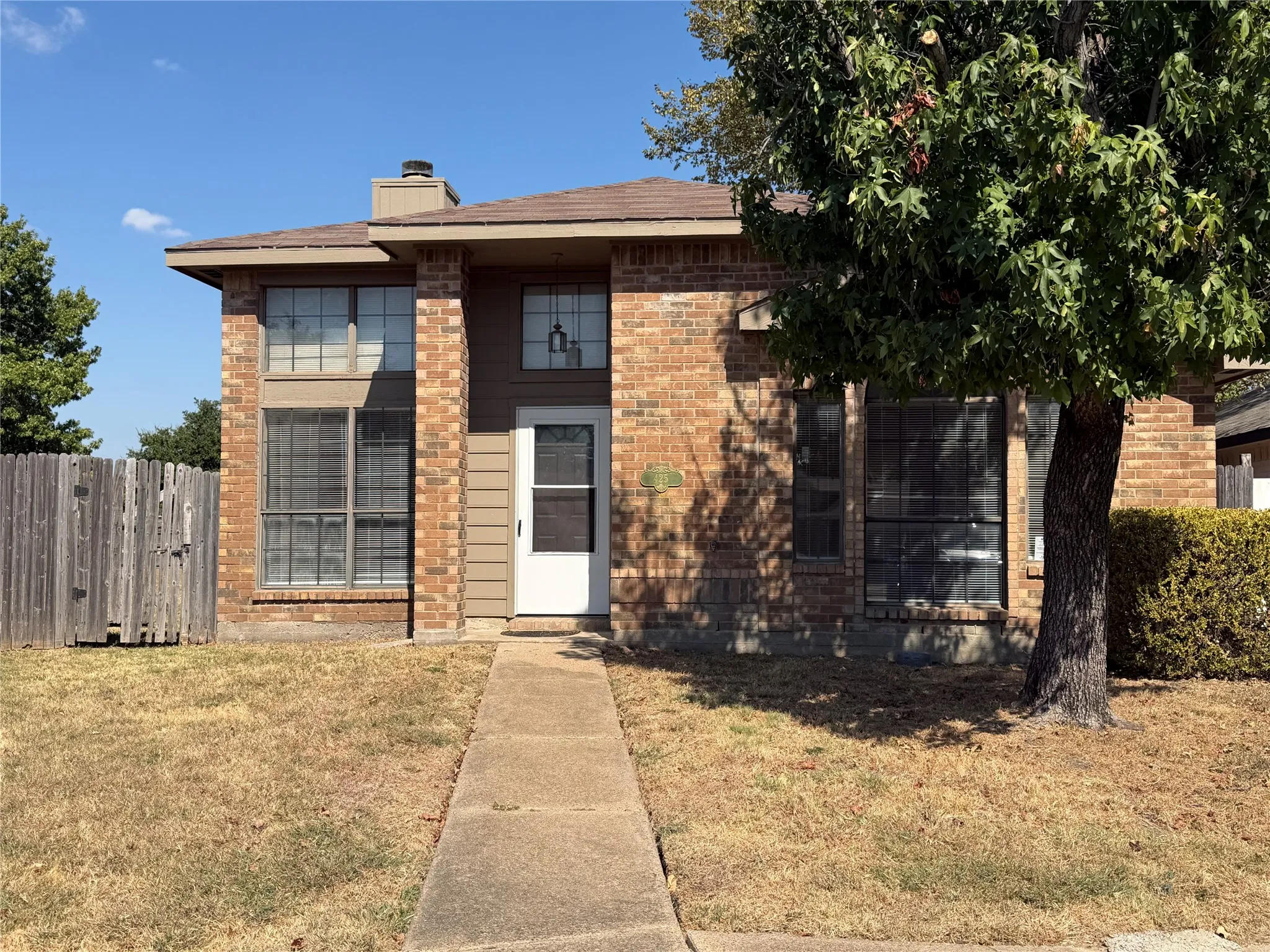 Single Family Residence For Rent in Dallas County , 425 Horse Shoe Bend, Mesquite, Texas 75149, 3 Bedroom, 2 Bathroom, 2 Garage spaces, 1,353 Sqft, built in 1985, mls#21375545, Real Estate Agent in Mesquite, Homes For Rent in Dallas county, Homes For Rent in Mesquite, Realtor in Mesquite Texas, Real Estate Brokerage Independent Realty Texas, Luminita Cordes Realtor