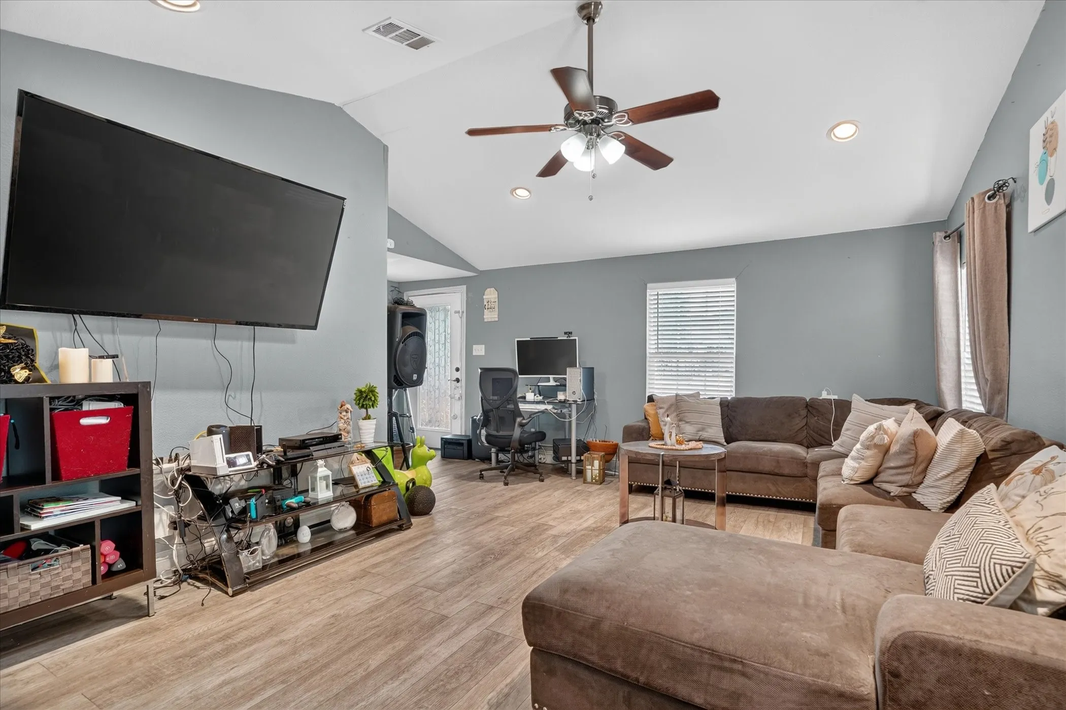Single Family Residence For Sale in Tarrant County , 5712 Dana Drive, Haltom City, Texas 76117, 3 Bedroom, 2 Bathroom, Garage spaces, 1,811 Sqft, built in 1946, mls#21375555, Real Estate Agent in Haltom City, Homes For Sale in Tarrant county, Homes For Sale in Haltom City, Realtor in Haltom City Texas, Real Estate Brokerage Independent Realty Texas, Luminita Cordes Realtor