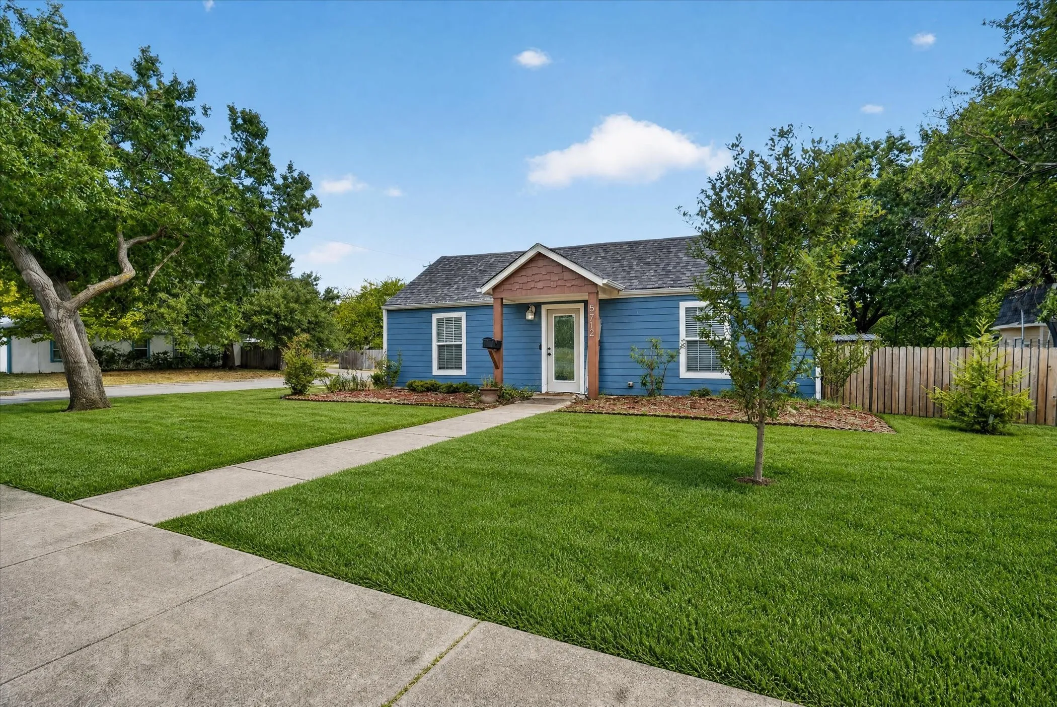Single Family Residence For Sale in Tarrant County , 5712 Dana Drive, Haltom City, Texas 76117, 3 Bedroom, 2 Bathroom, Garage spaces, 1,811 Sqft, built in 1946, mls#21375555, Real Estate Agent in Haltom City, Homes For Sale in Tarrant county, Homes For Sale in Haltom City, Realtor in Haltom City Texas, Real Estate Brokerage Independent Realty Texas, Luminita Cordes Realtor