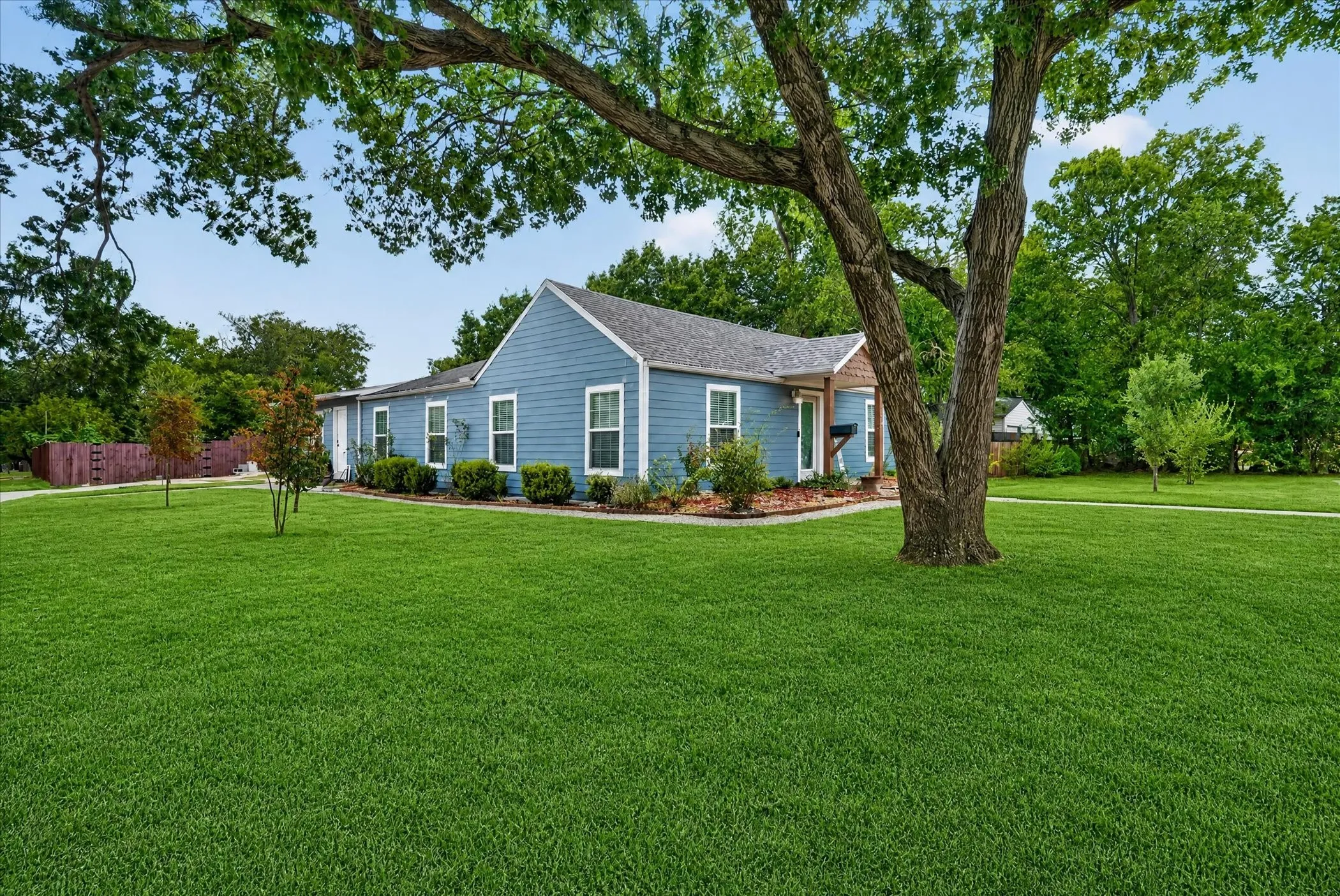 Single Family Residence For Sale in Tarrant County , 5712 Dana Drive, Haltom City, Texas 76117, 3 Bedroom, 2 Bathroom, Garage spaces, 1,811 Sqft, built in 1946, mls#21375555, Real Estate Agent in Haltom City, Homes For Sale in Tarrant county, Homes For Sale in Haltom City, Realtor in Haltom City Texas, Real Estate Brokerage Independent Realty Texas, Luminita Cordes Realtor