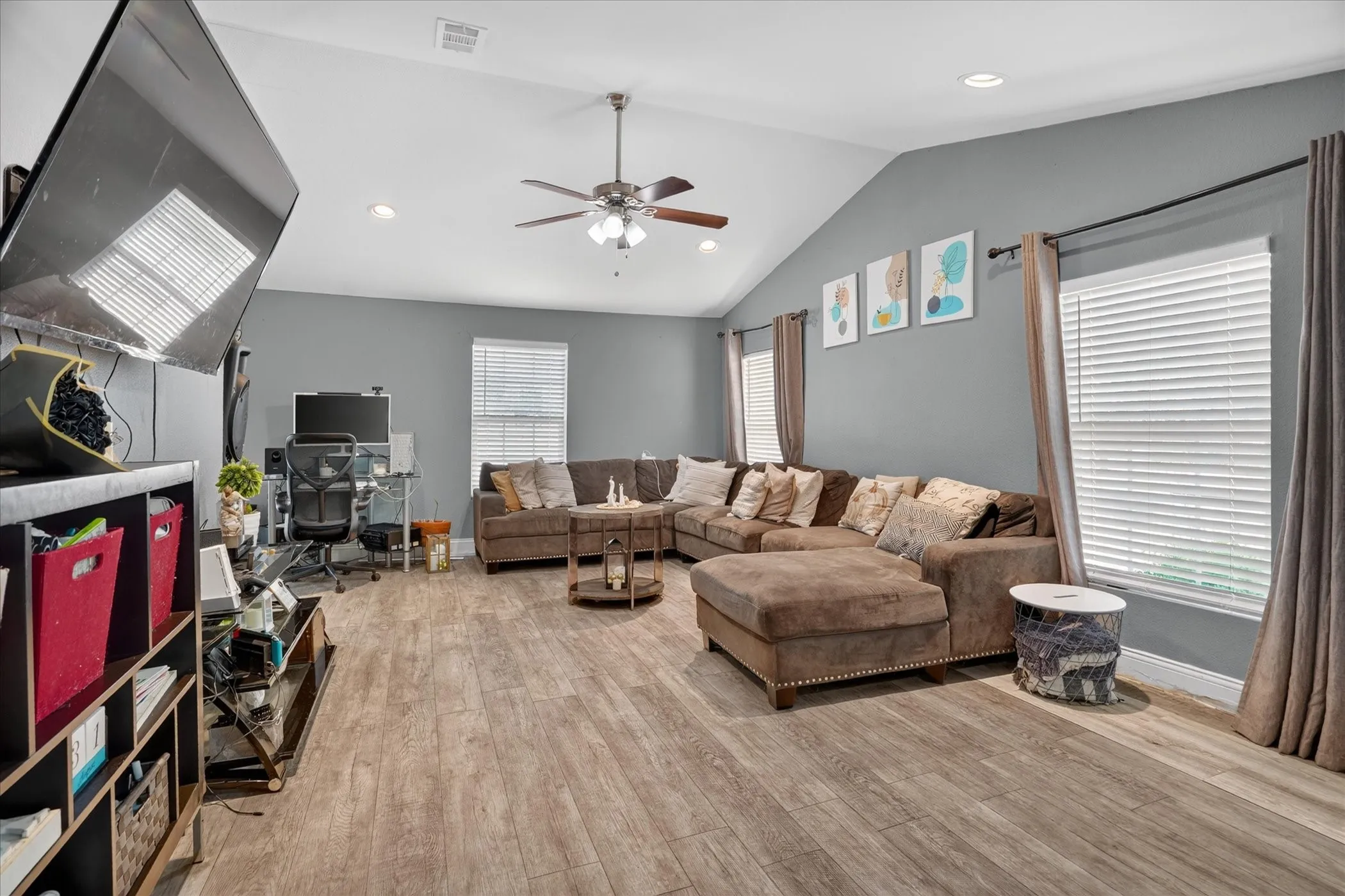 Single Family Residence For Sale in Tarrant County , 5712 Dana Drive, Haltom City, Texas 76117, 3 Bedroom, 2 Bathroom, Garage spaces, 1,811 Sqft, built in 1946, mls#21375555, Real Estate Agent in Haltom City, Homes For Sale in Tarrant county, Homes For Sale in Haltom City, Realtor in Haltom City Texas, Real Estate Brokerage Independent Realty Texas, Luminita Cordes Realtor