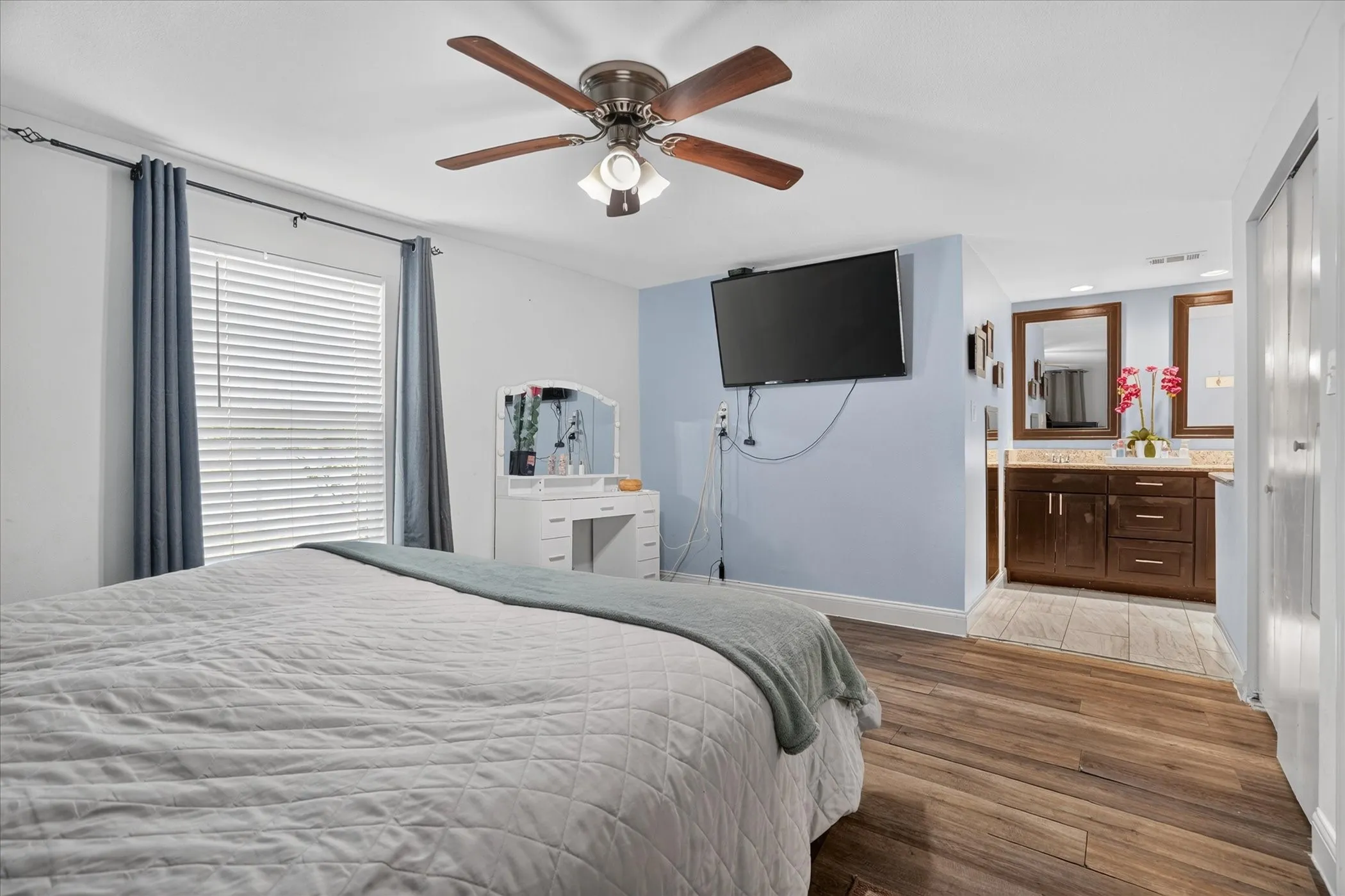 Single Family Residence For Sale in Tarrant County , 5712 Dana Drive, Haltom City, Texas 76117, 3 Bedroom, 2 Bathroom, Garage spaces, 1,811 Sqft, built in 1946, mls#21375555, Real Estate Agent in Haltom City, Homes For Sale in Tarrant county, Homes For Sale in Haltom City, Realtor in Haltom City Texas, Real Estate Brokerage Independent Realty Texas, Luminita Cordes Realtor