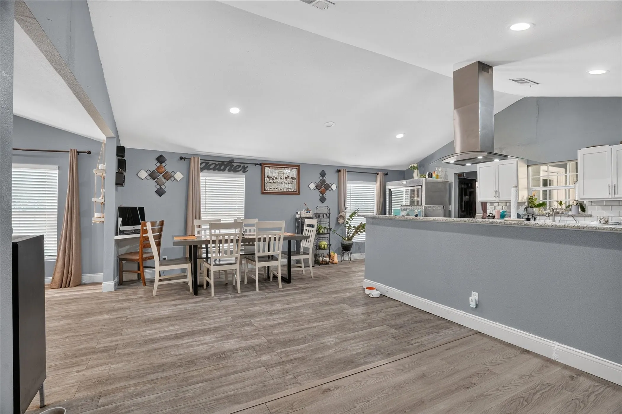 Single Family Residence For Sale in Tarrant County , 5712 Dana Drive, Haltom City, Texas 76117, 3 Bedroom, 2 Bathroom, Garage spaces, 1,811 Sqft, built in 1946, mls#21375555, Real Estate Agent in Haltom City, Homes For Sale in Tarrant county, Homes For Sale in Haltom City, Realtor in Haltom City Texas, Real Estate Brokerage Independent Realty Texas, Luminita Cordes Realtor