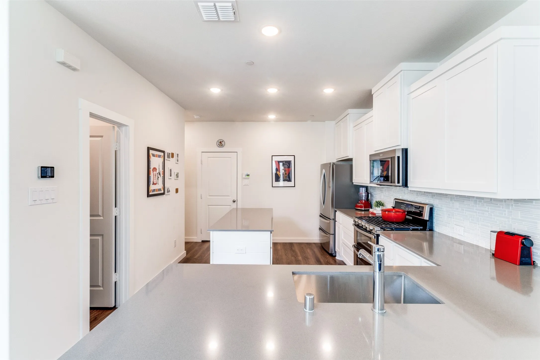 Townhouse For Sale in Collin County , 613 Collier Drive, Plano, Texas 75075, 2 Bedroom, 3 Bathroom, 2 Garage spaces, 1,672 Sqft, built in 2021, mls#21373594, Real Estate Agent in Plano, Homes For Sale in Collin county, Homes For Sale in Plano, Realtor in Plano Texas, Real Estate Brokerage Independent Realty Texas, Luminita Cordes Realtor
