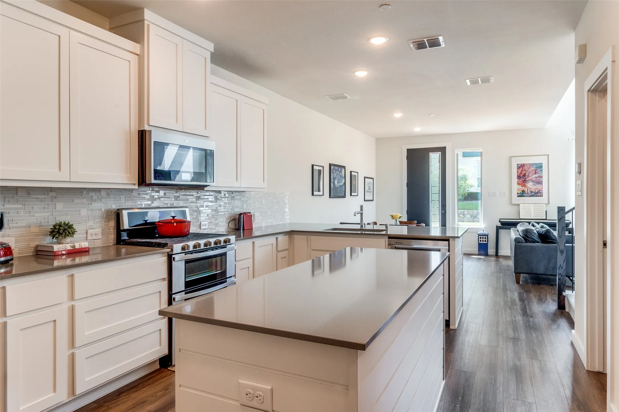 Townhouse For Sale in Collin County , 613 Collier Drive, Plano, Texas 75075, 2 Bedroom, 3 Bathroom, 2 Garage spaces, 1,672 Sqft, built in 2021, mls#21373594, Real Estate Agent in Plano, Homes For Sale in Collin county, Homes For Sale in Plano, Realtor in Plano Texas, Real Estate Brokerage Independent Realty Texas, Luminita Cordes Realtor